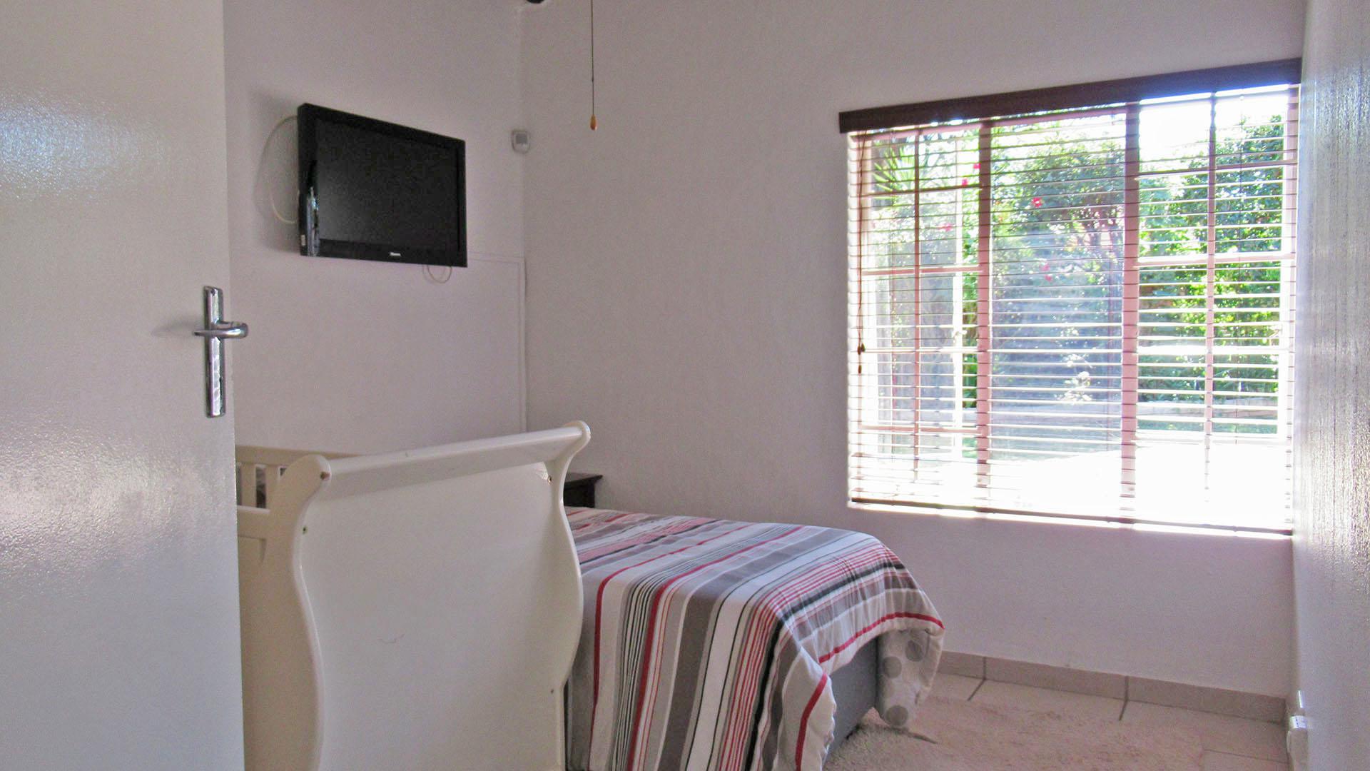 Bed Room 2 - 14 square meters of property in Brackendowns