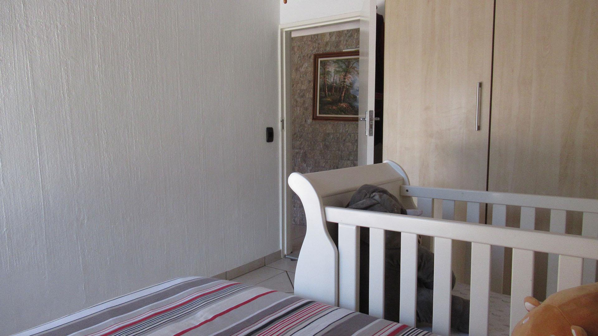 Bed Room 2 - 14 square meters of property in Brackendowns