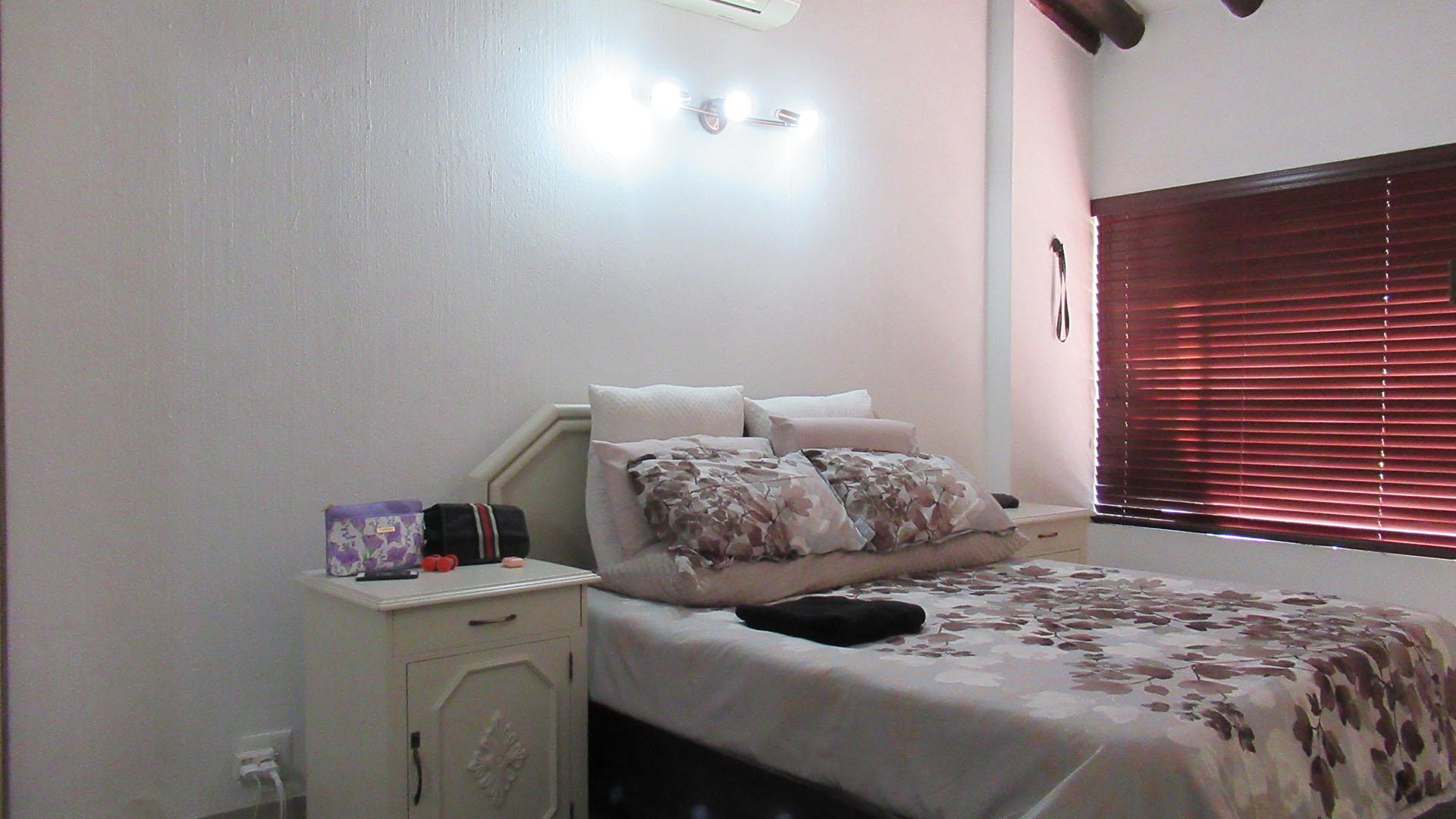 Main Bedroom - 22 square meters of property in Brackendowns