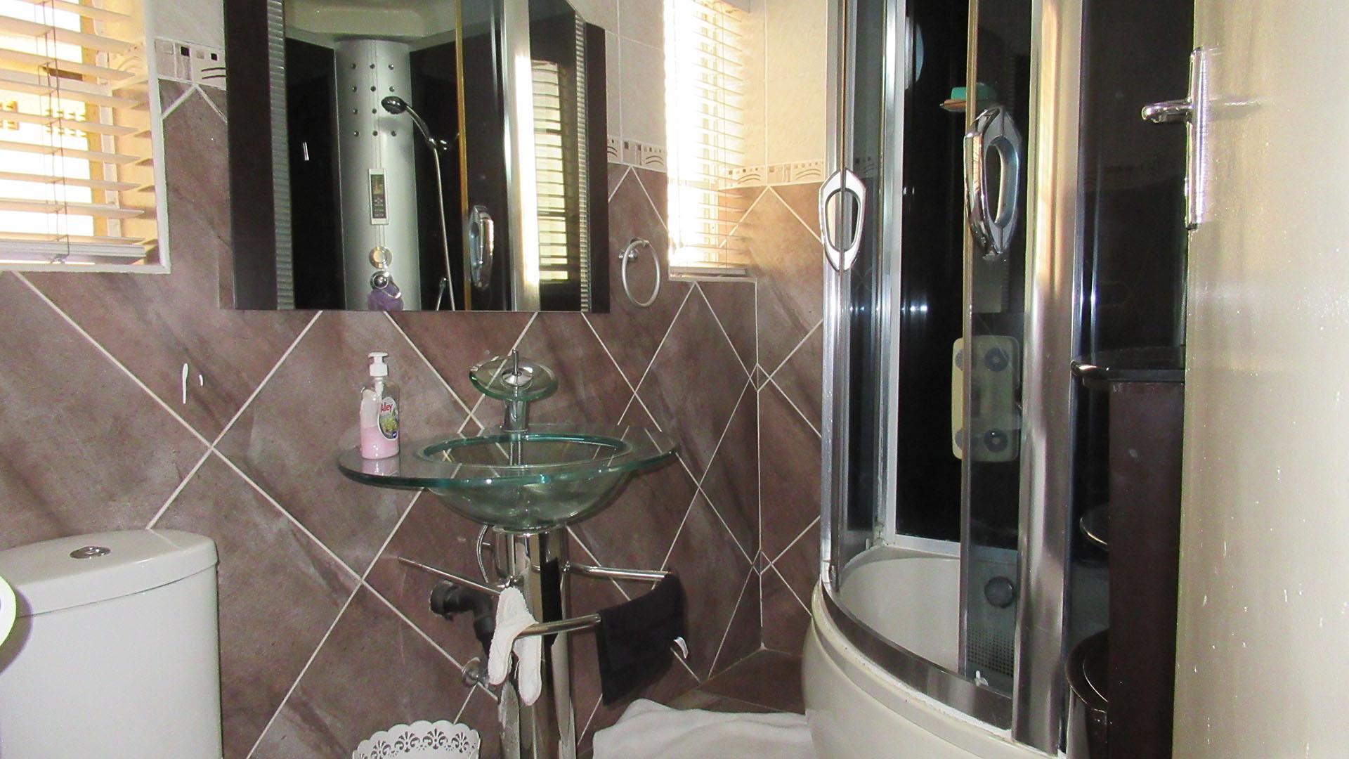 Main Bathroom - 5 square meters of property in Brackendowns