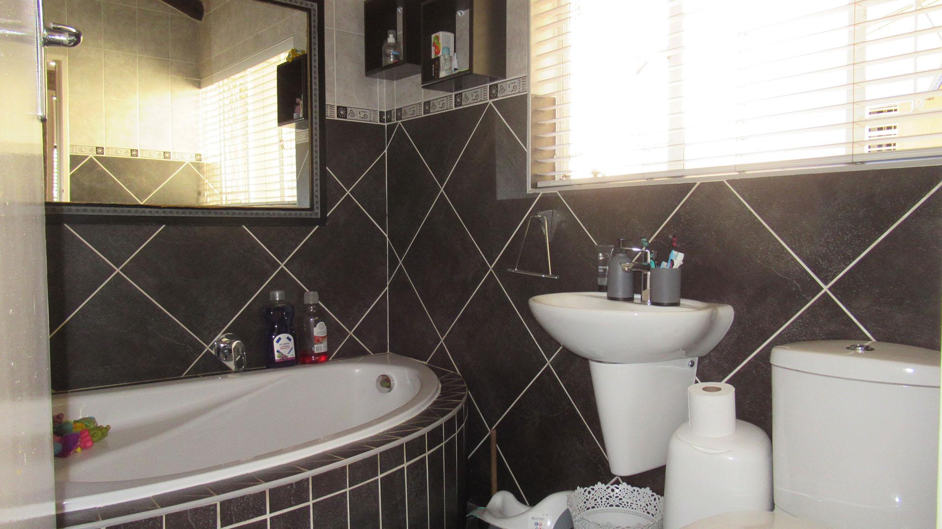 Bathroom 1 - 5 square meters of property in Brackendowns