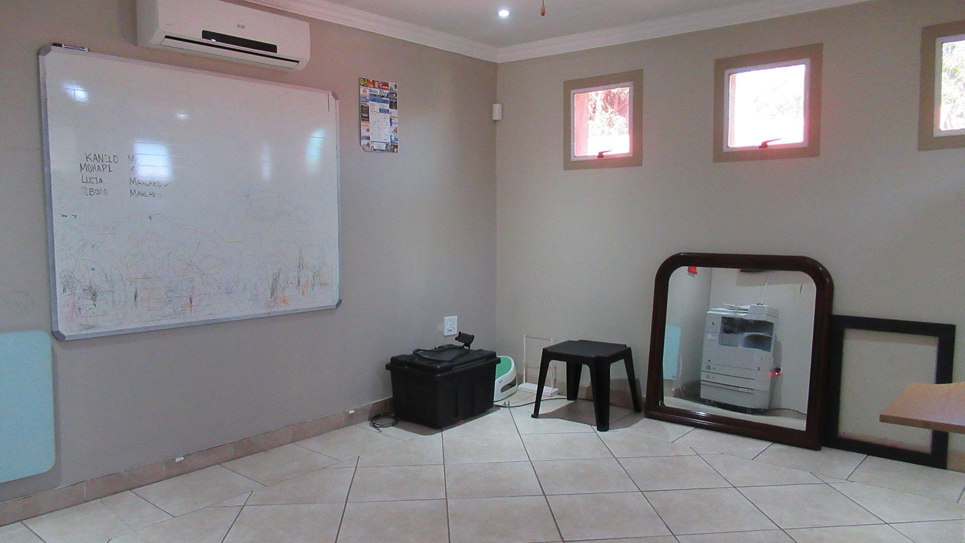 Study - 21 square meters of property in Brackendowns