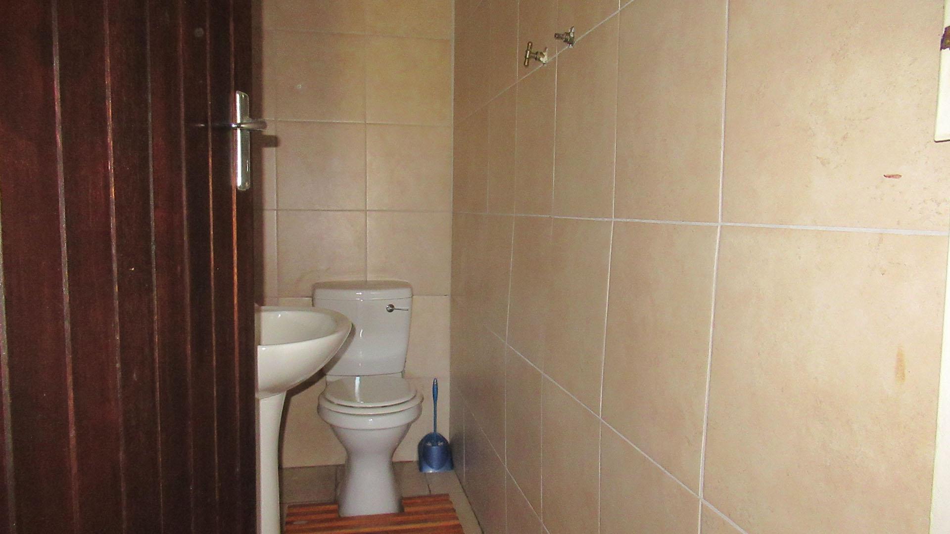 Staff Bathroom - 3 square meters of property in Brackendowns