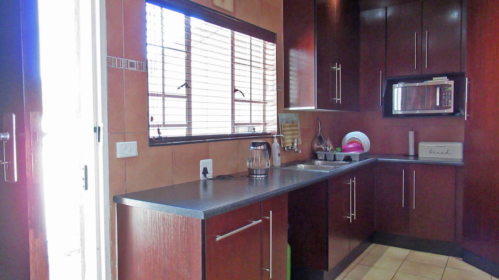 Kitchen - 12 square meters of property in Brackendowns