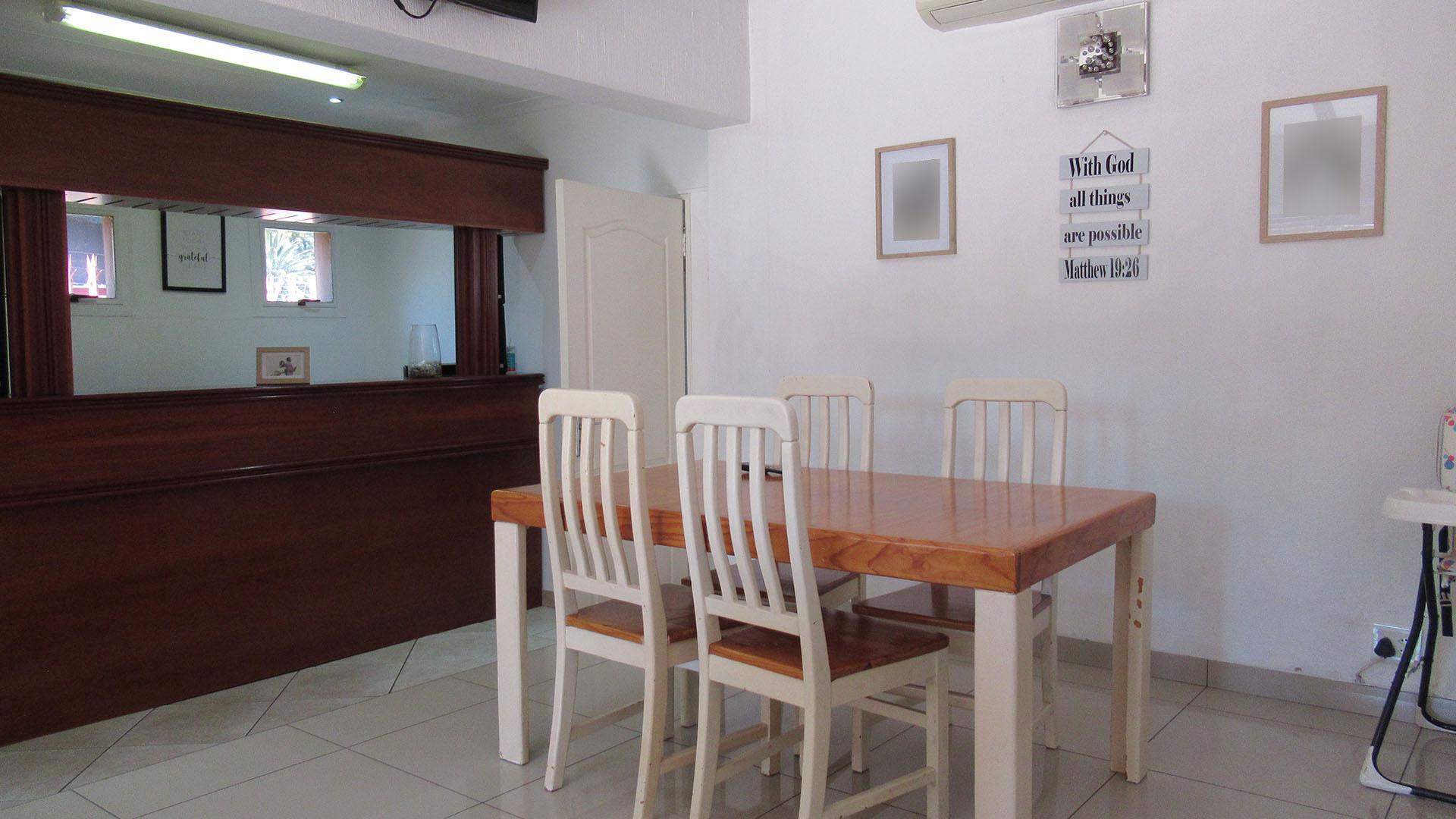 Dining Room - 12 square meters of property in Brackendowns