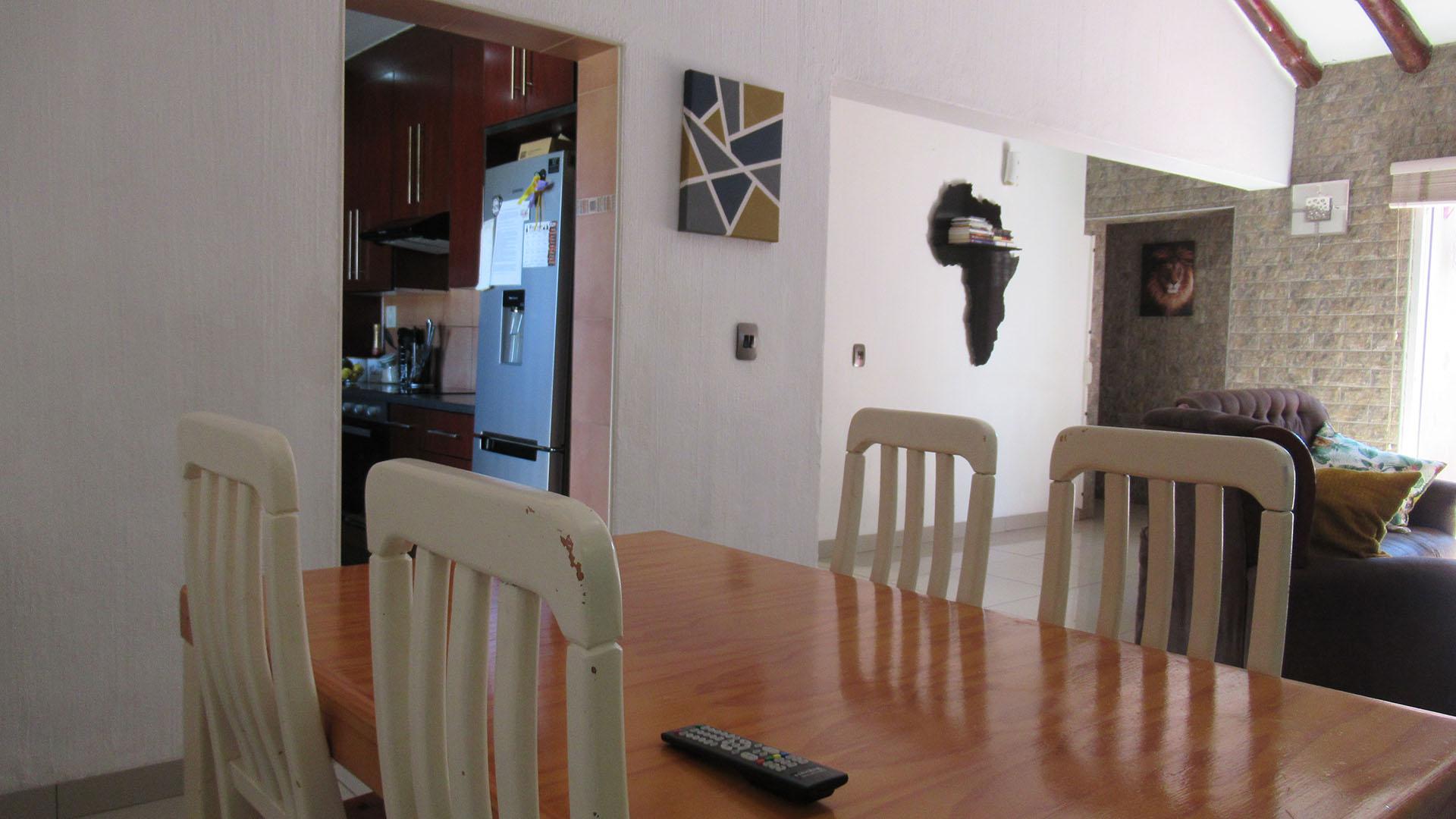 Dining Room - 12 square meters of property in Brackendowns
