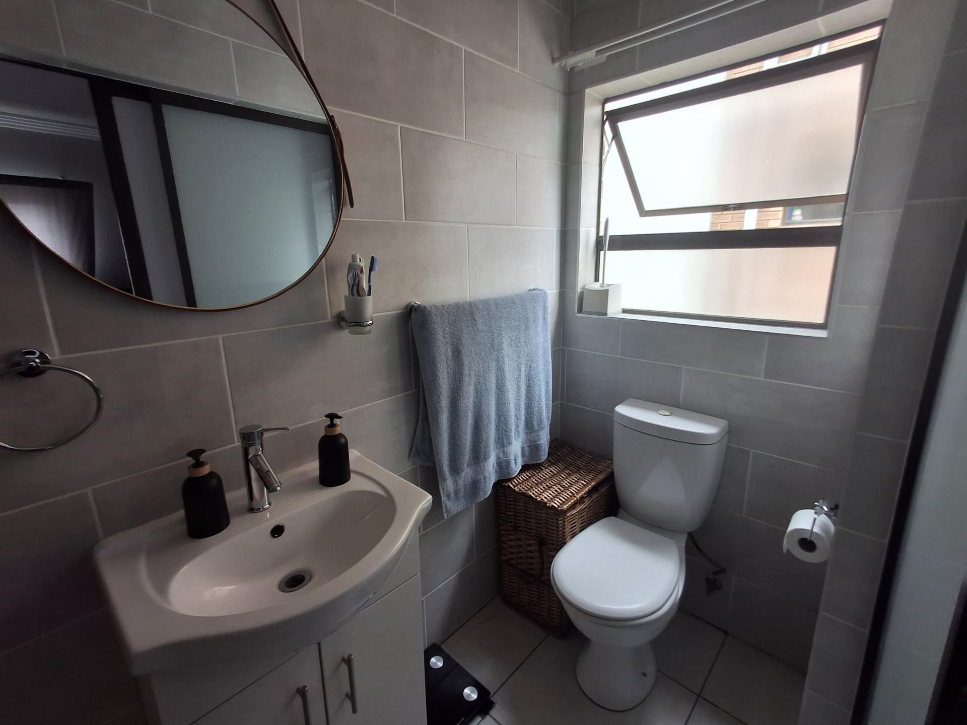 Main Bathroom - 4 square meters of property in Jansen Park