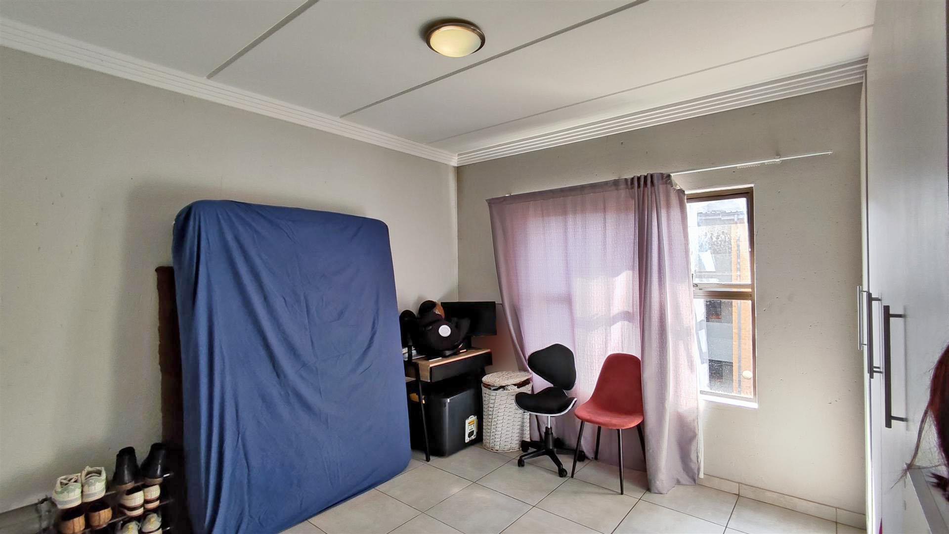 Main Bedroom - 14 square meters of property in Jansen Park