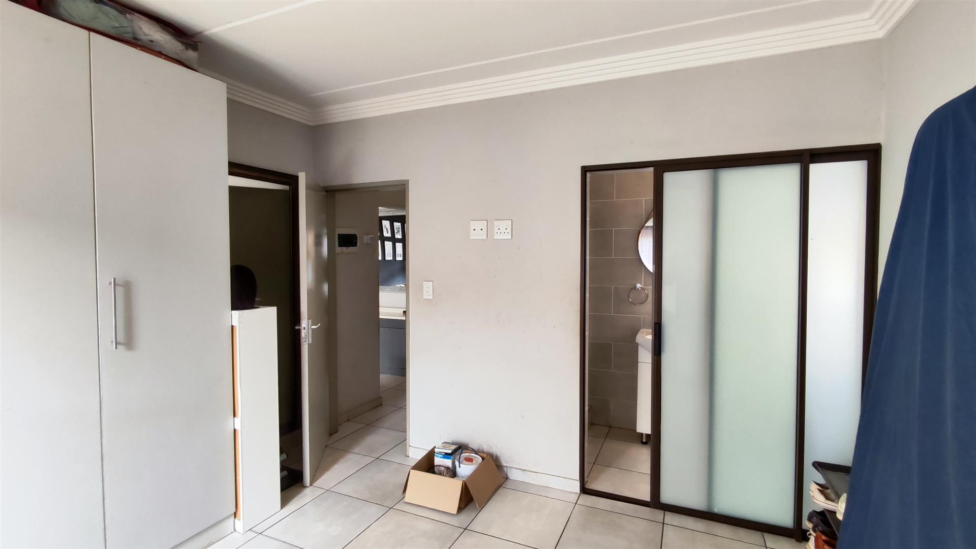 Main Bedroom - 14 square meters of property in Jansen Park