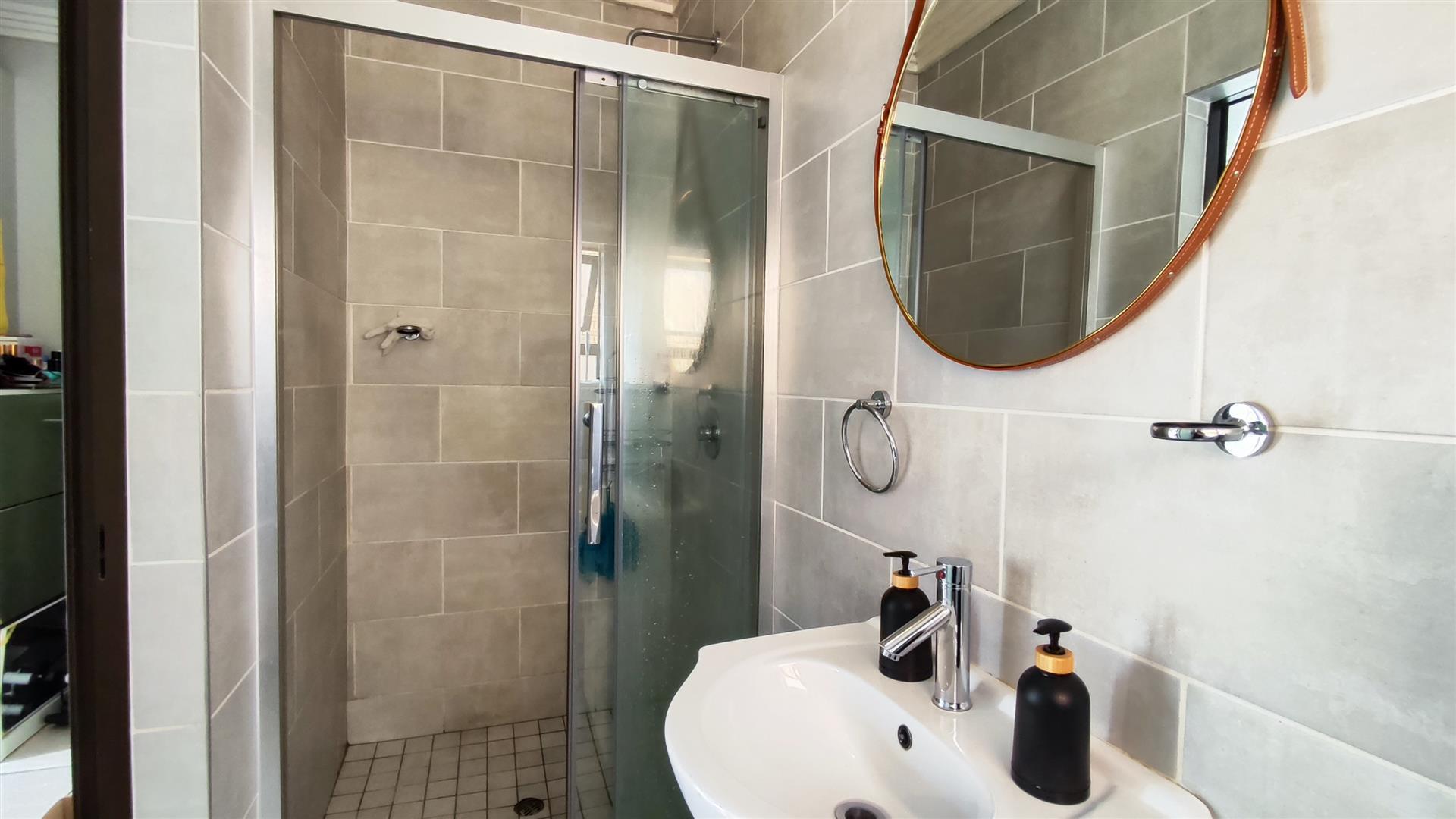 Main Bathroom - 4 square meters of property in Jansen Park