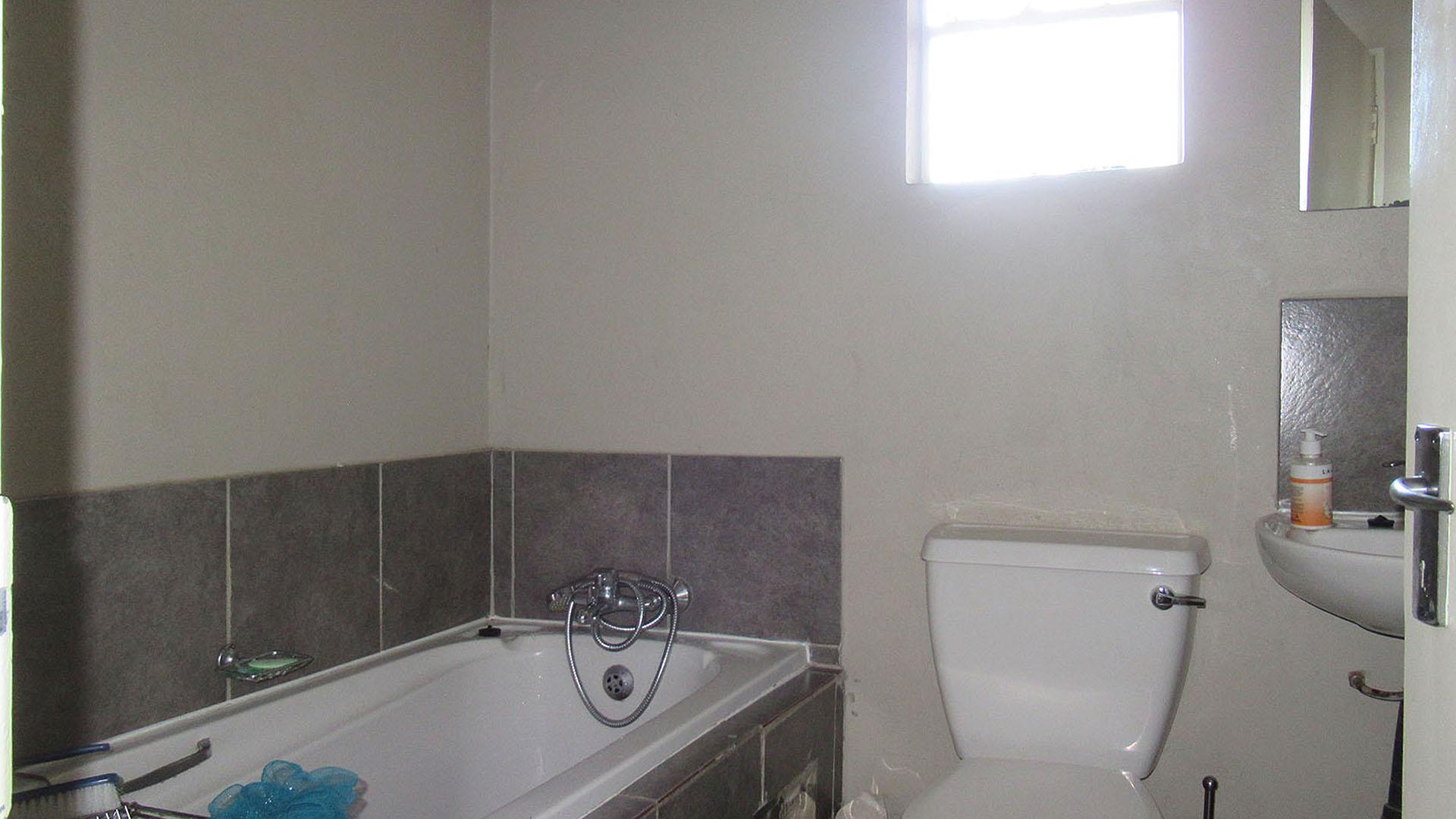 Bathroom 1 - 4 square meters of property in Fleurhof