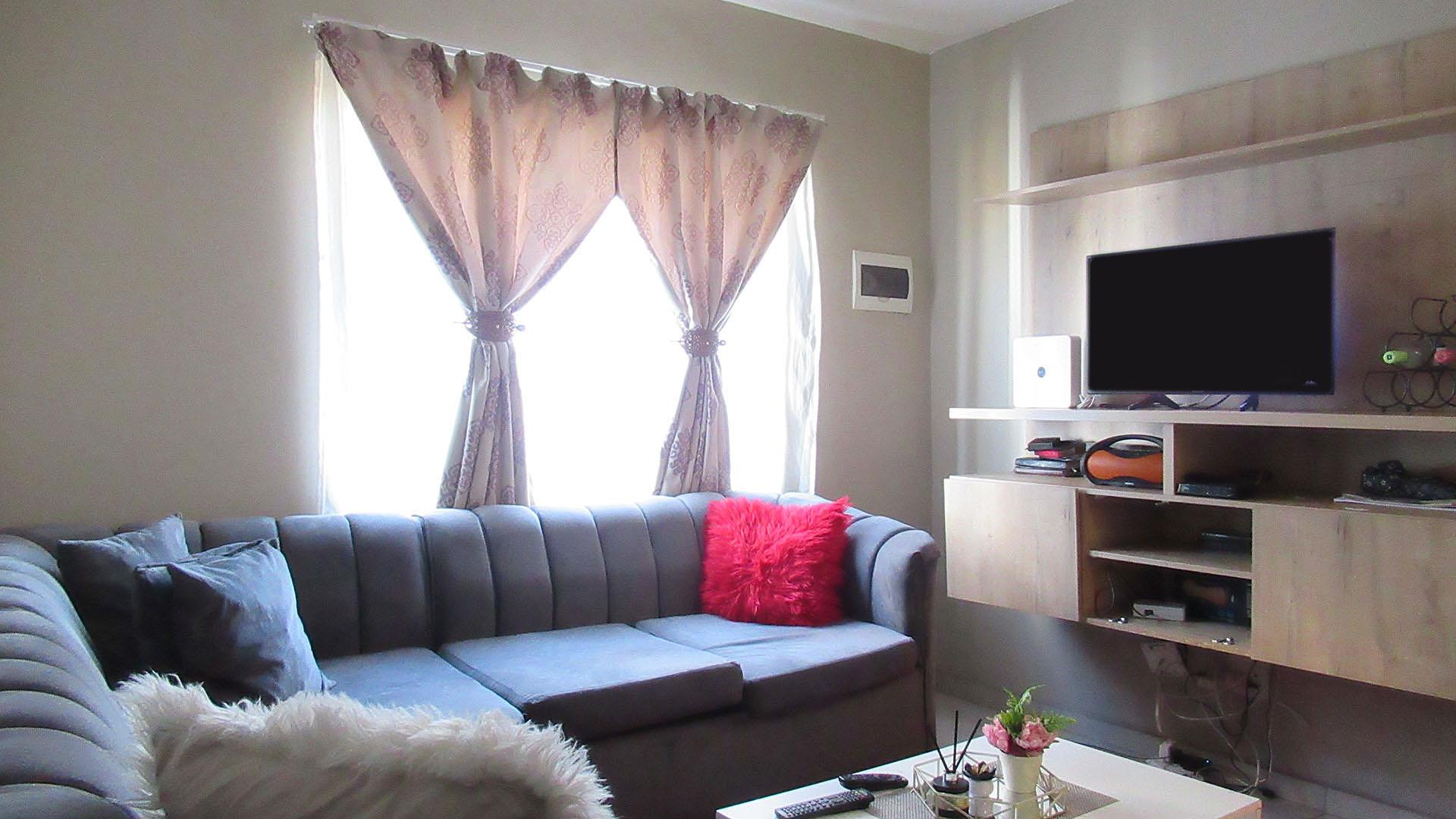 Lounges - 11 square meters of property in Fleurhof