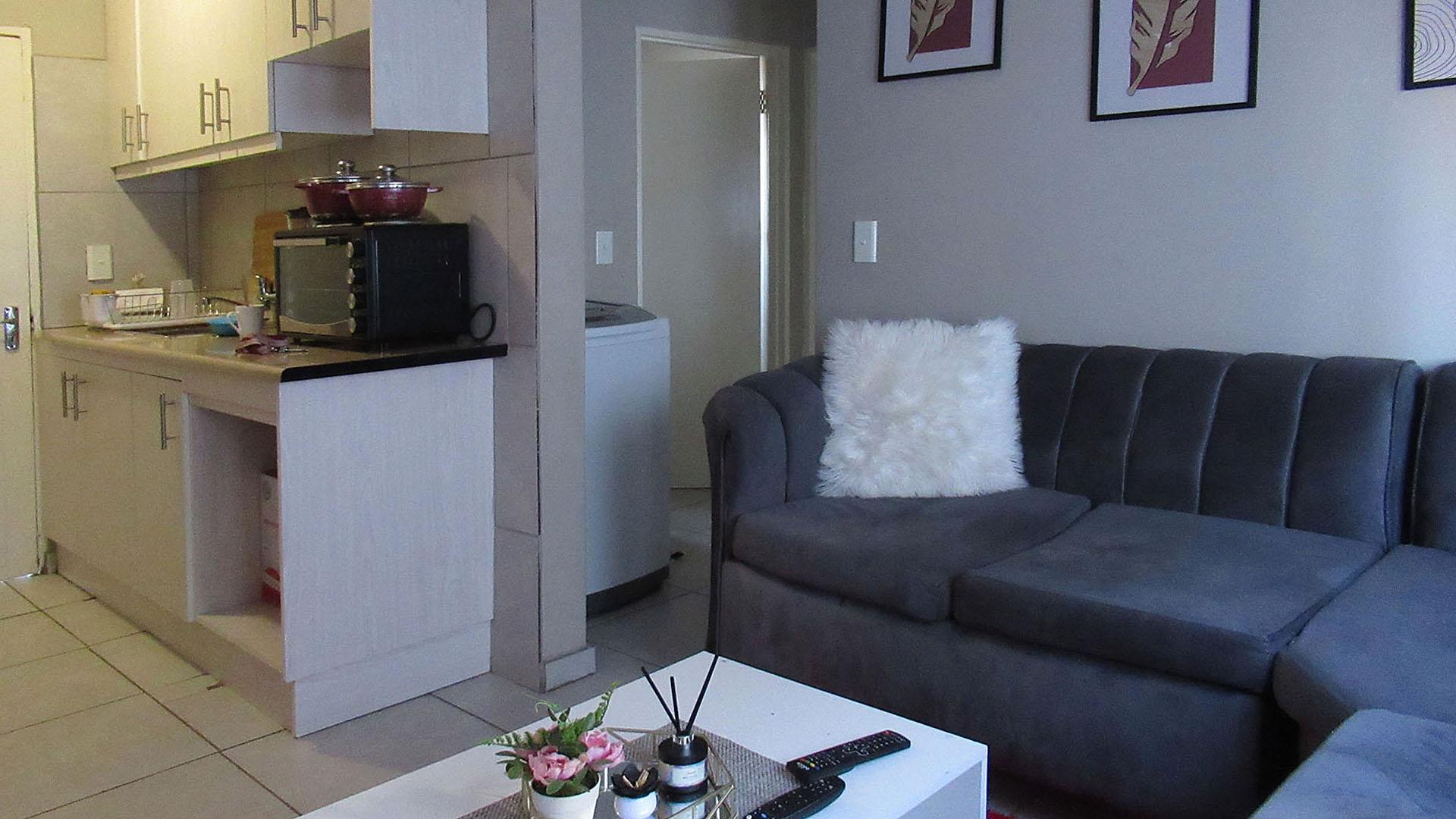 Lounges - 11 square meters of property in Fleurhof