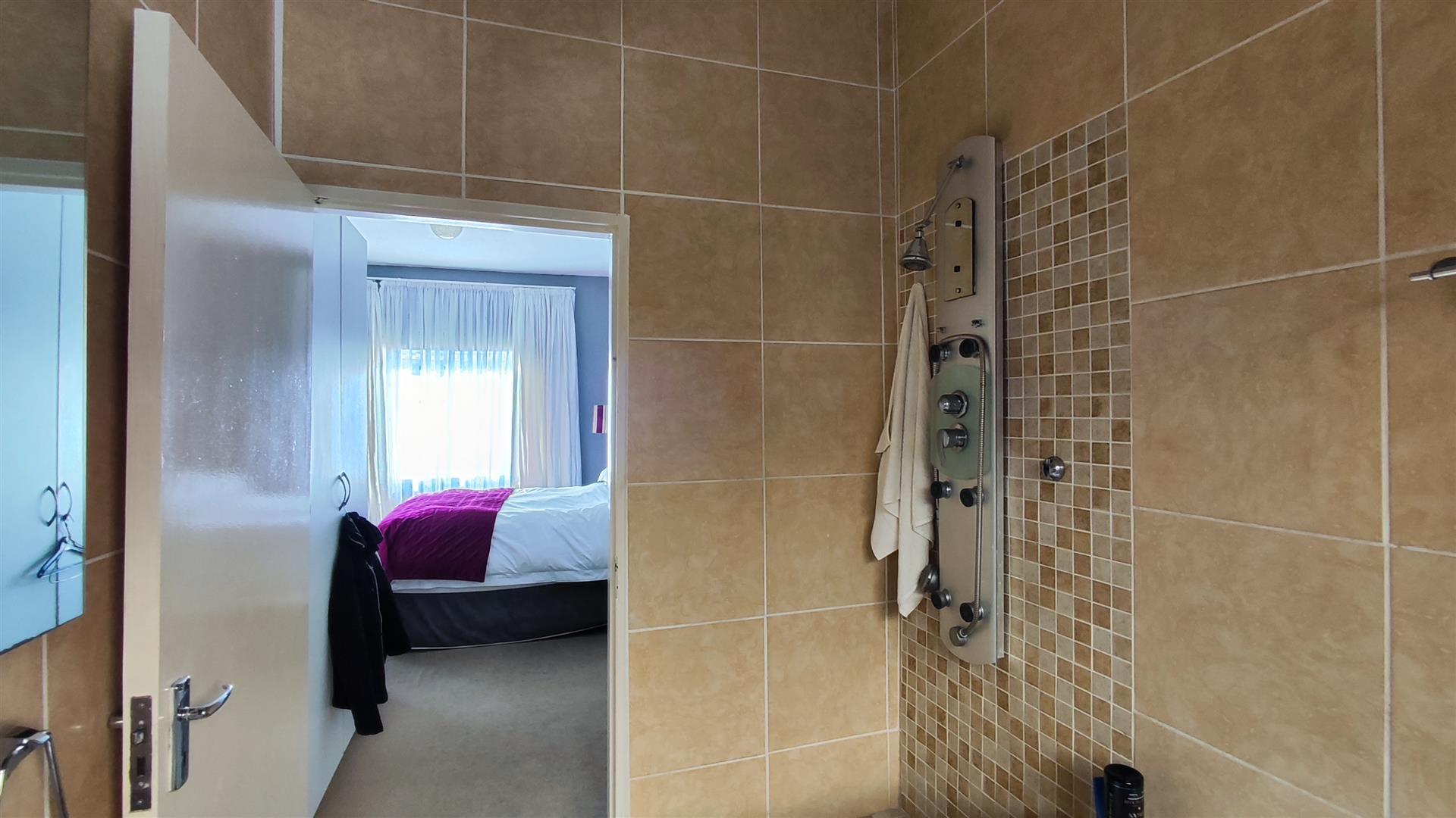 Main Bathroom - 6 square meters of property in Terenure