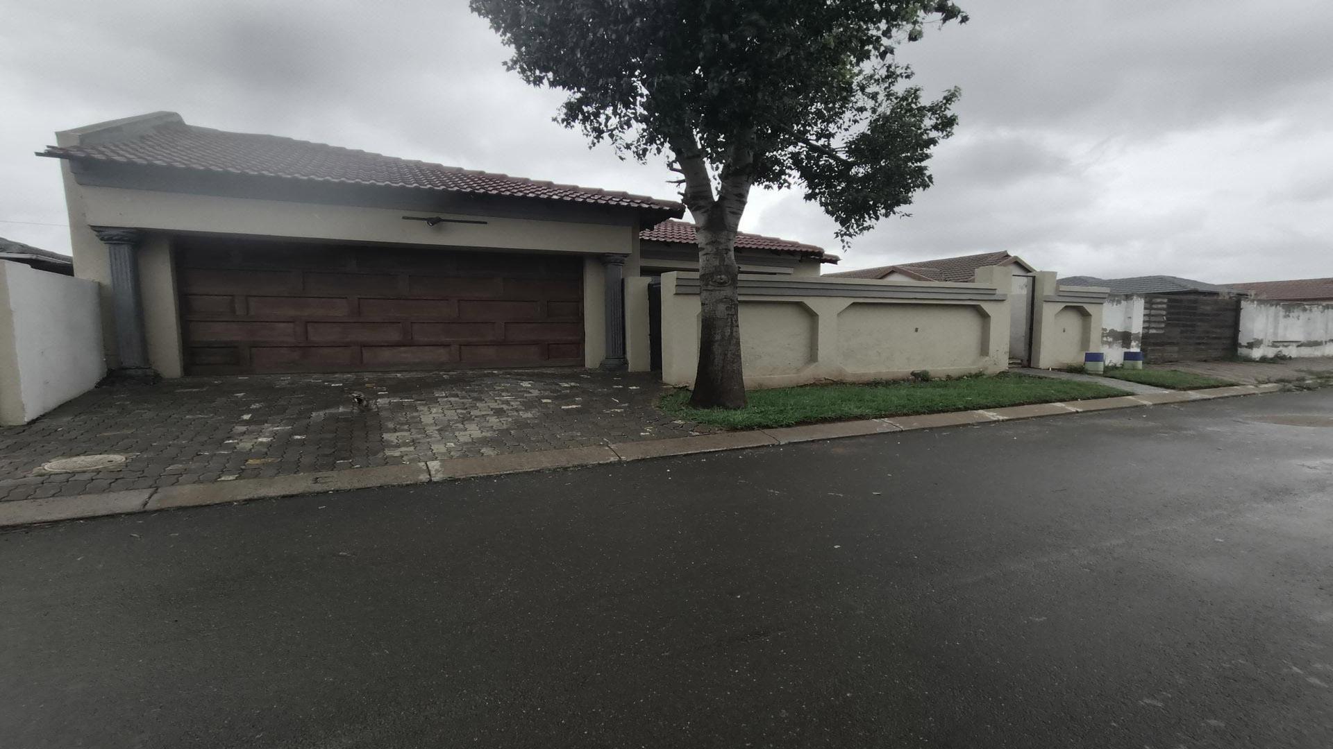 Front View of property in Dawn Park