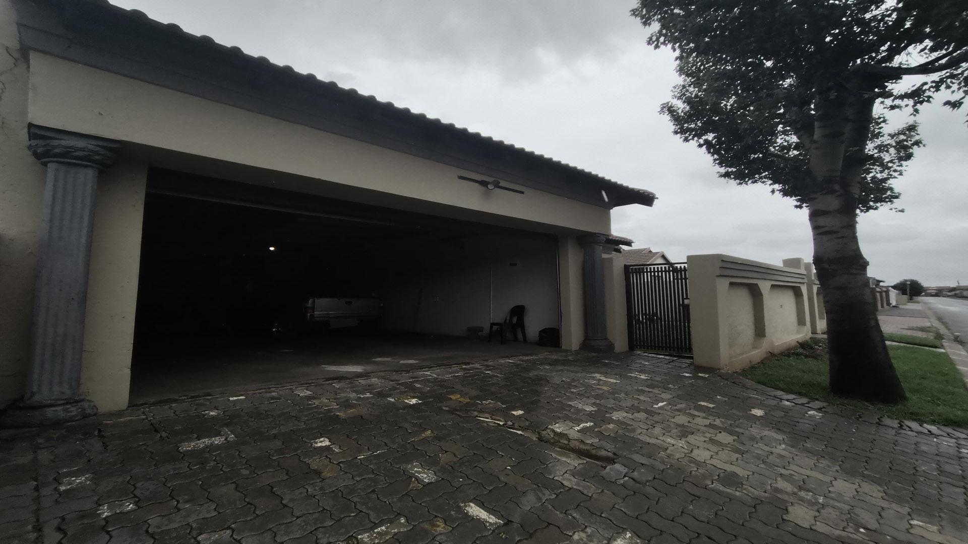 Garage of property in Dawn Park