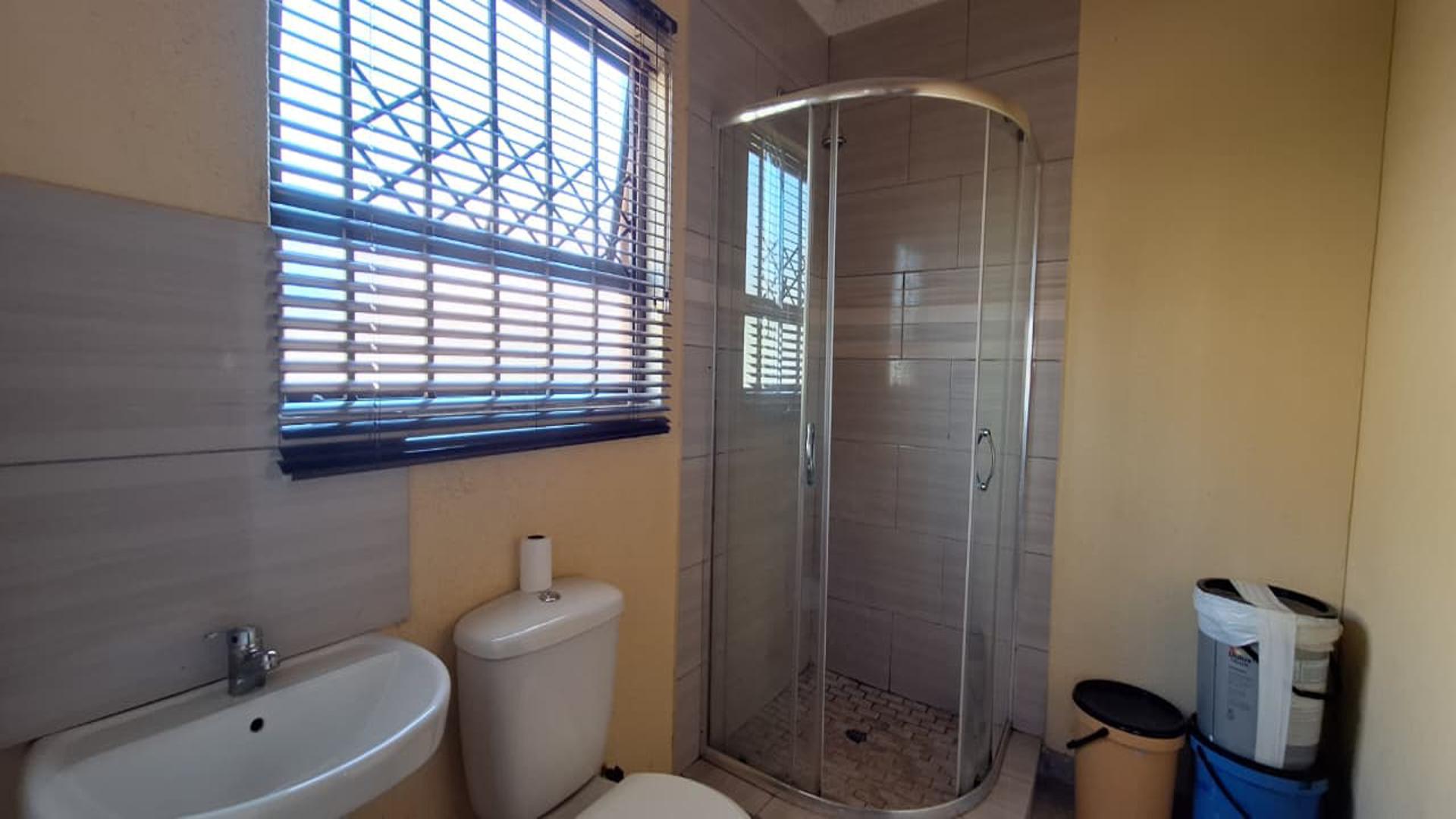 Main Bathroom - 5 square meters of property in Alliance