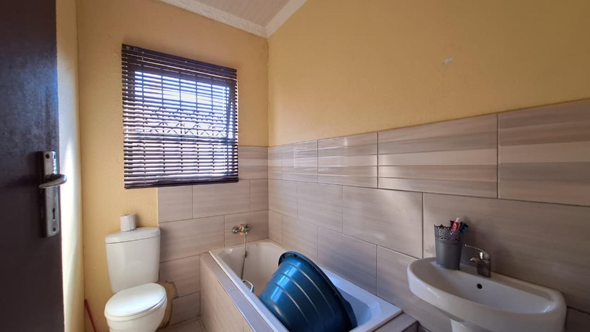 Bathroom 1 - 5 square meters of property in Alliance