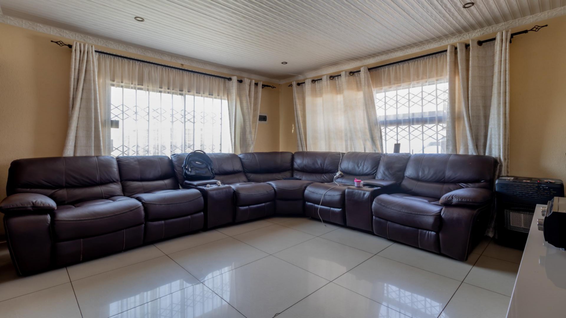Lounges - 16 square meters of property in Alliance