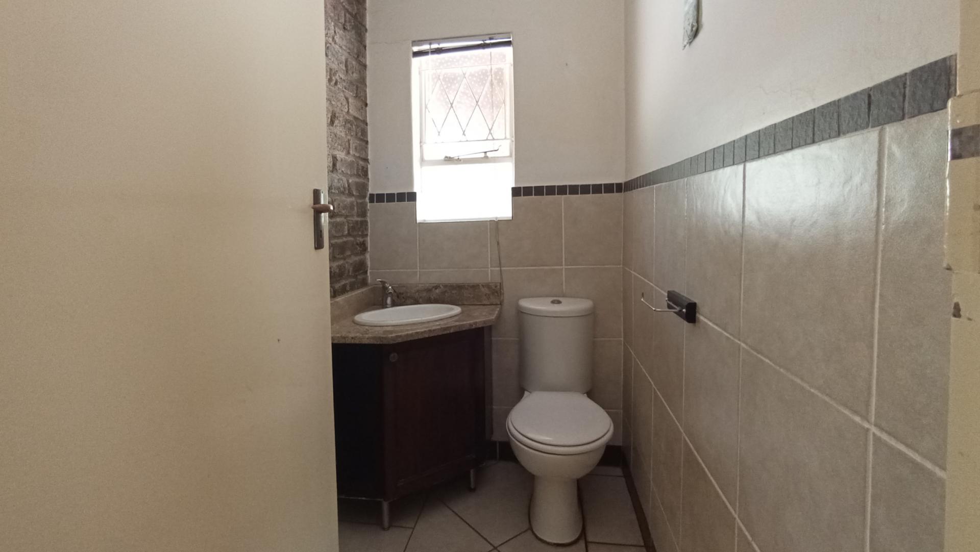 Bathroom 1 - 28 square meters of property in Crowthorne AH