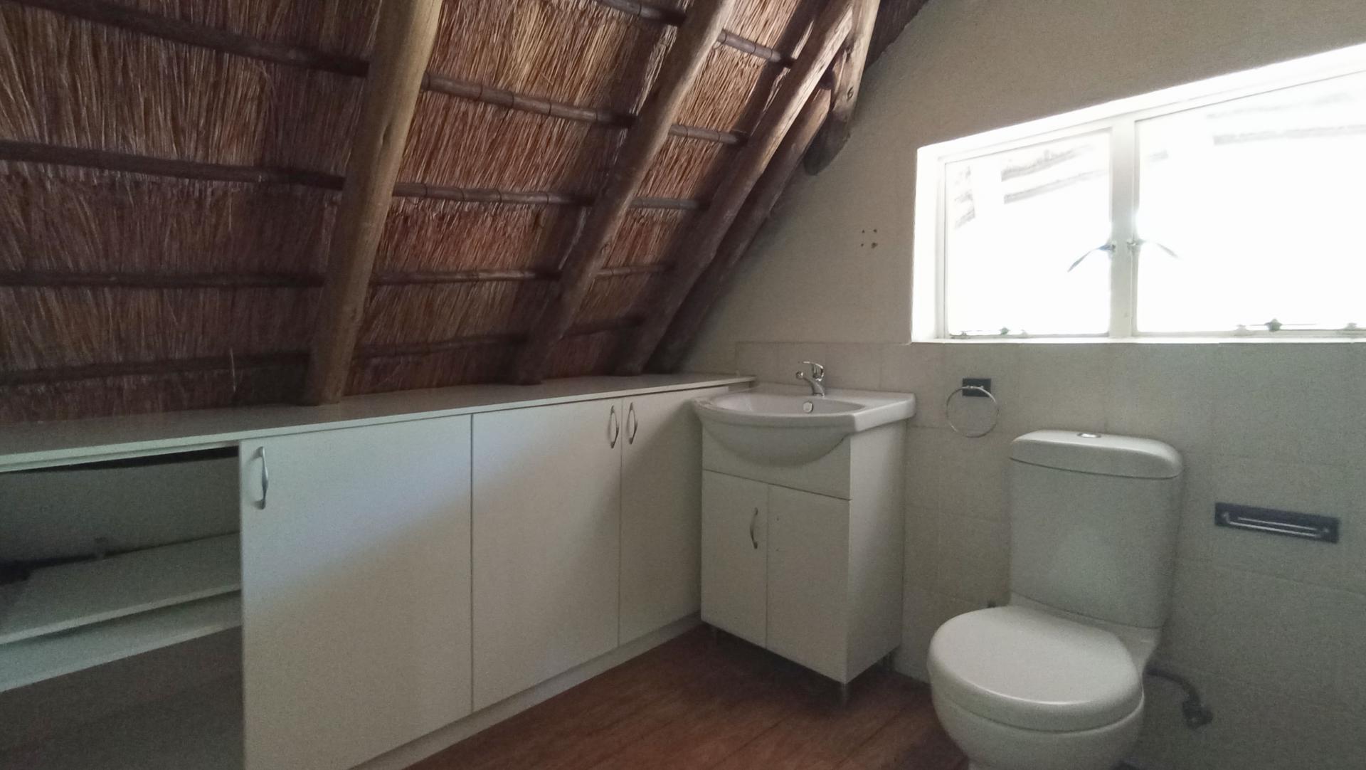 Bathroom 2 - 17 square meters of property in Crowthorne AH