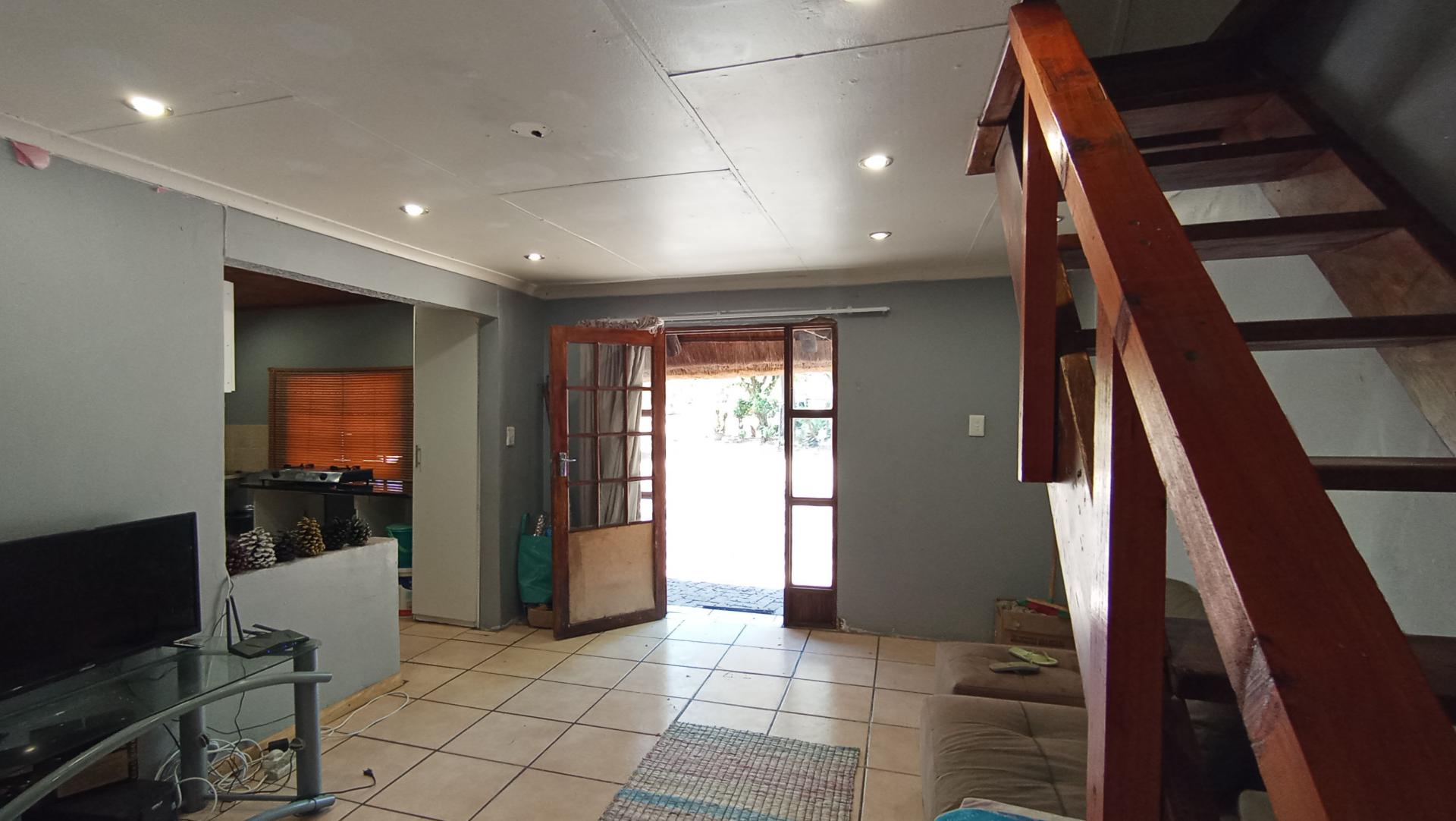 Lounges - 83 square meters of property in Crowthorne AH