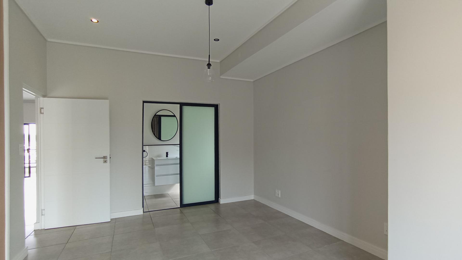 Main Bedroom - 20 square meters of property in Waterval Estate