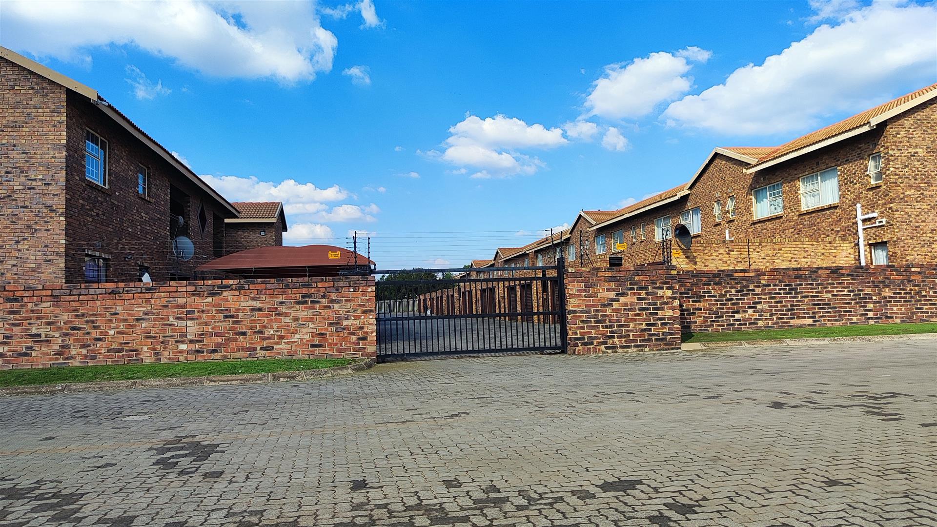 Front View of property in Crystal Park