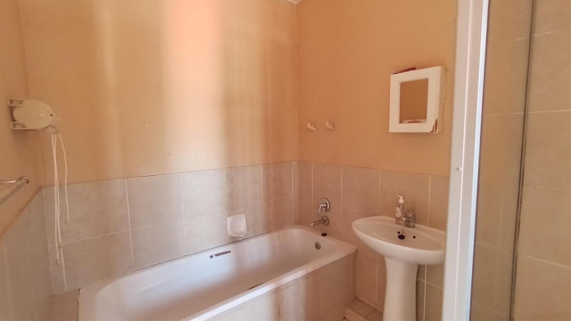 Bathroom 1 - 6 square meters of property in Comet