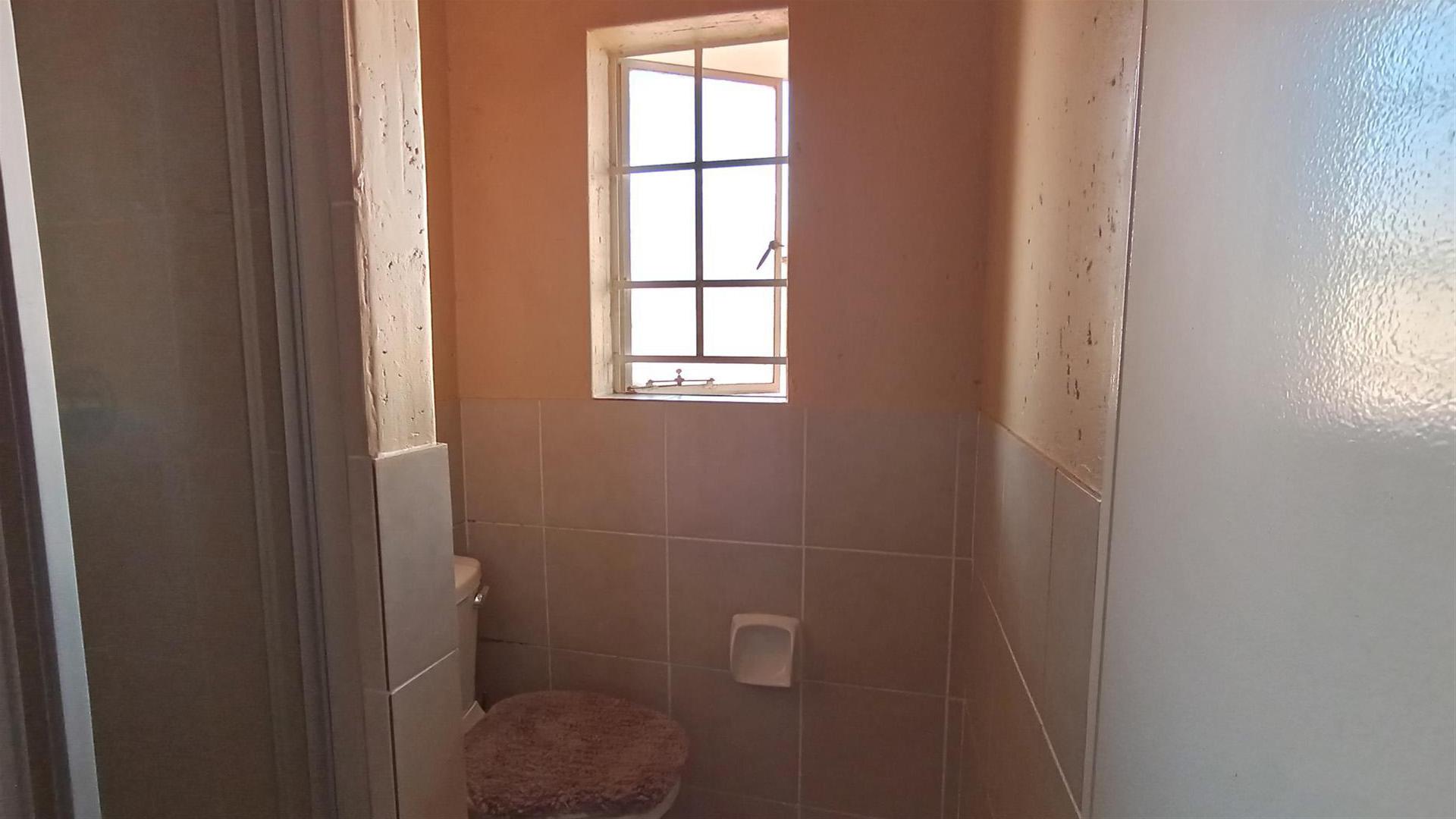Bathroom 1 - 6 square meters of property in Comet