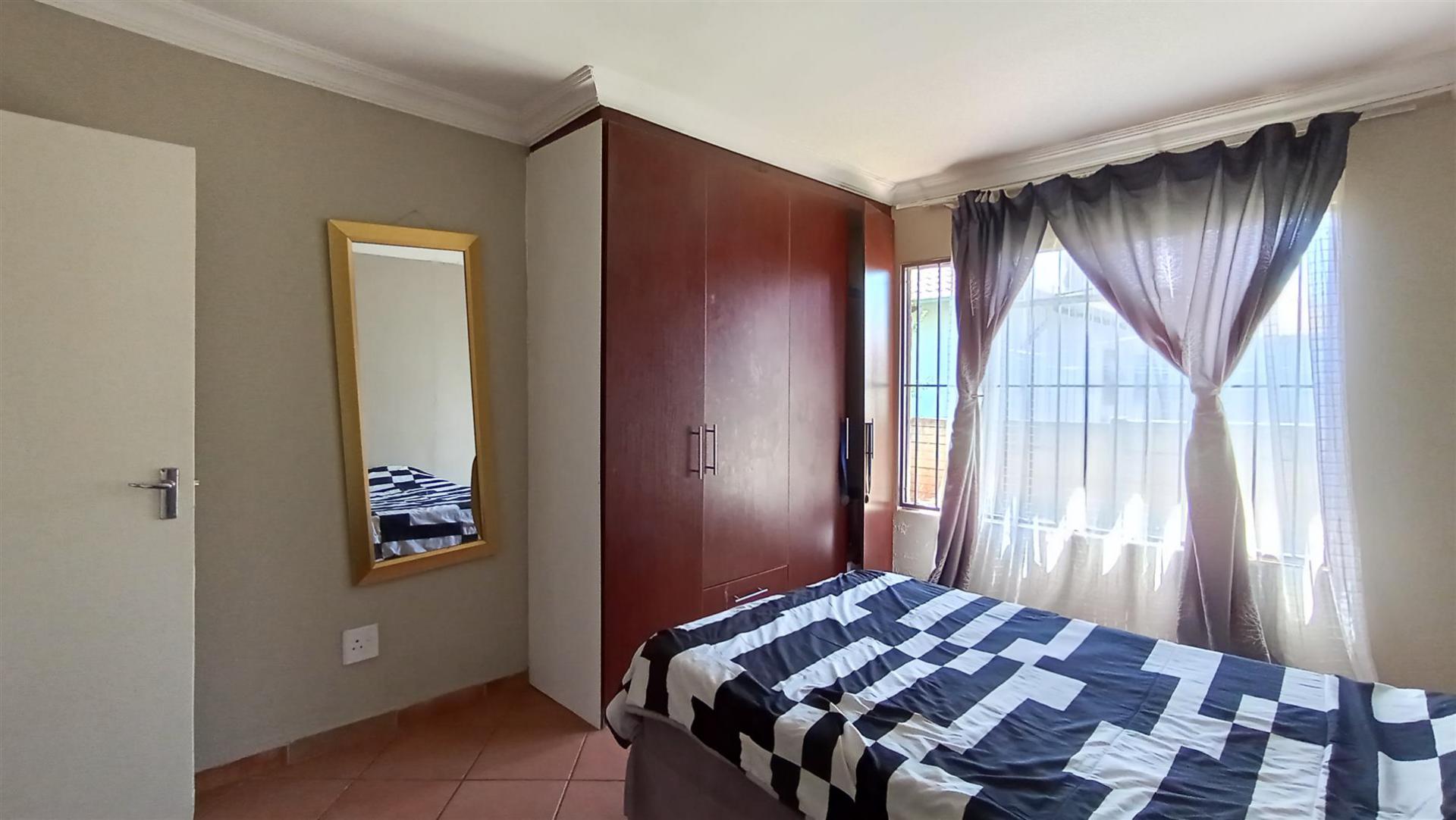 Bed Room 1 - 17 square meters of property in The Orchards
