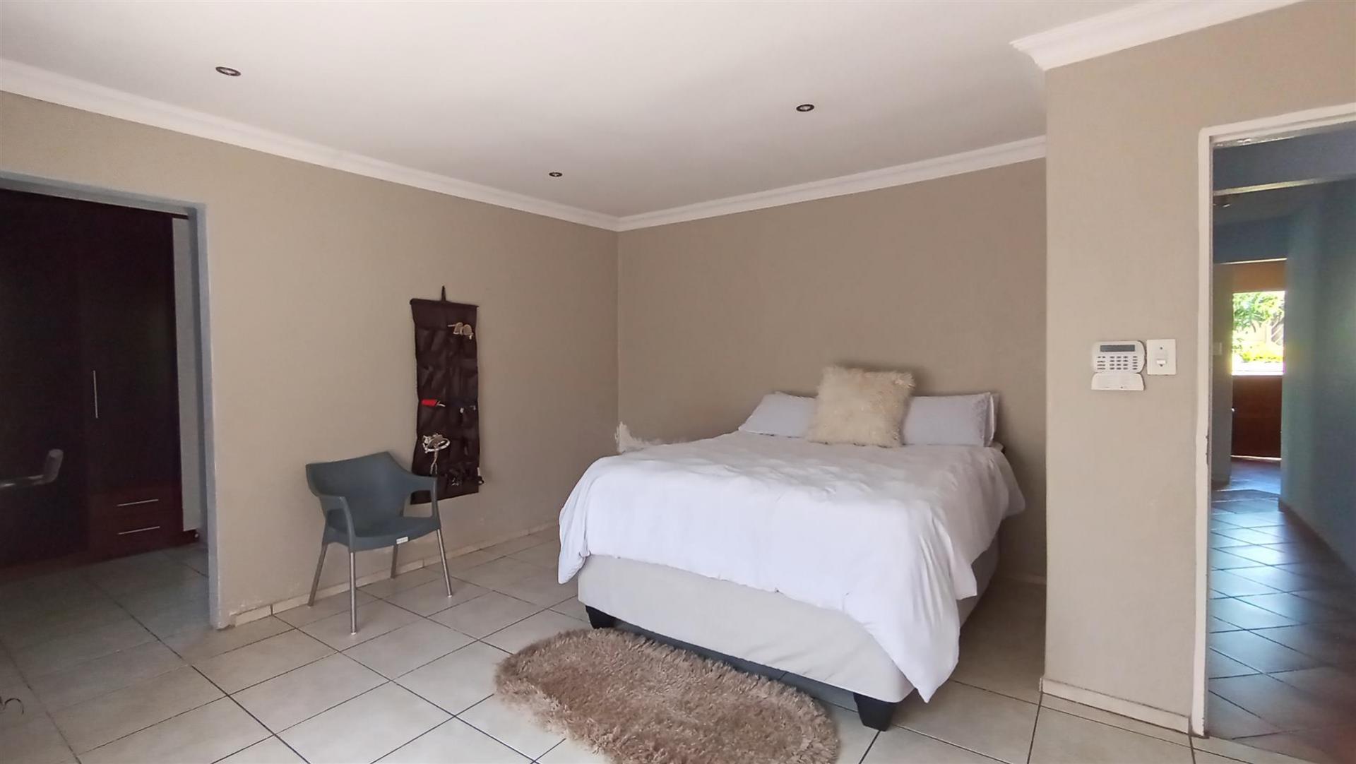 Main Bedroom - 29 square meters of property in The Orchards