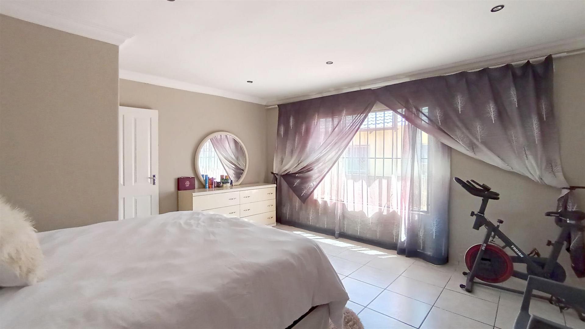 Main Bedroom - 29 square meters of property in The Orchards