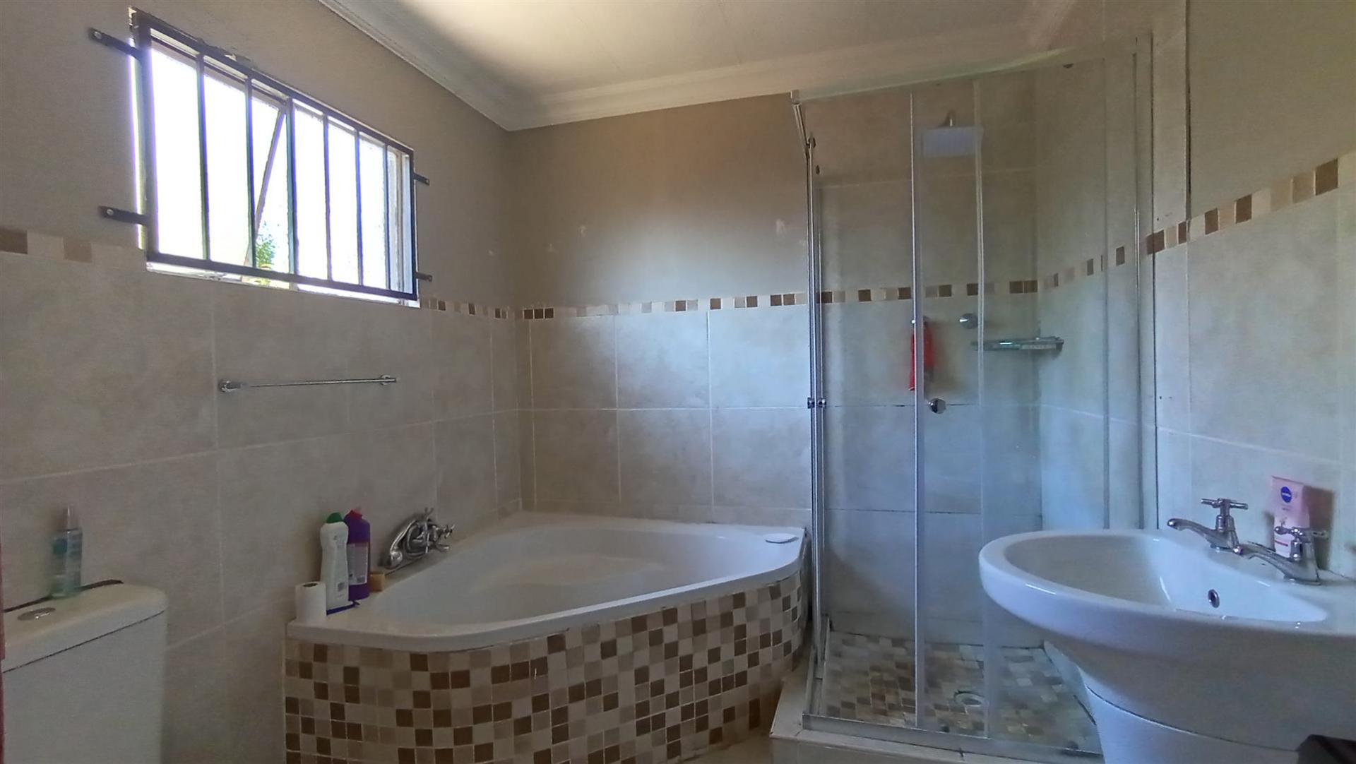 Main Bathroom - 8 square meters of property in The Orchards