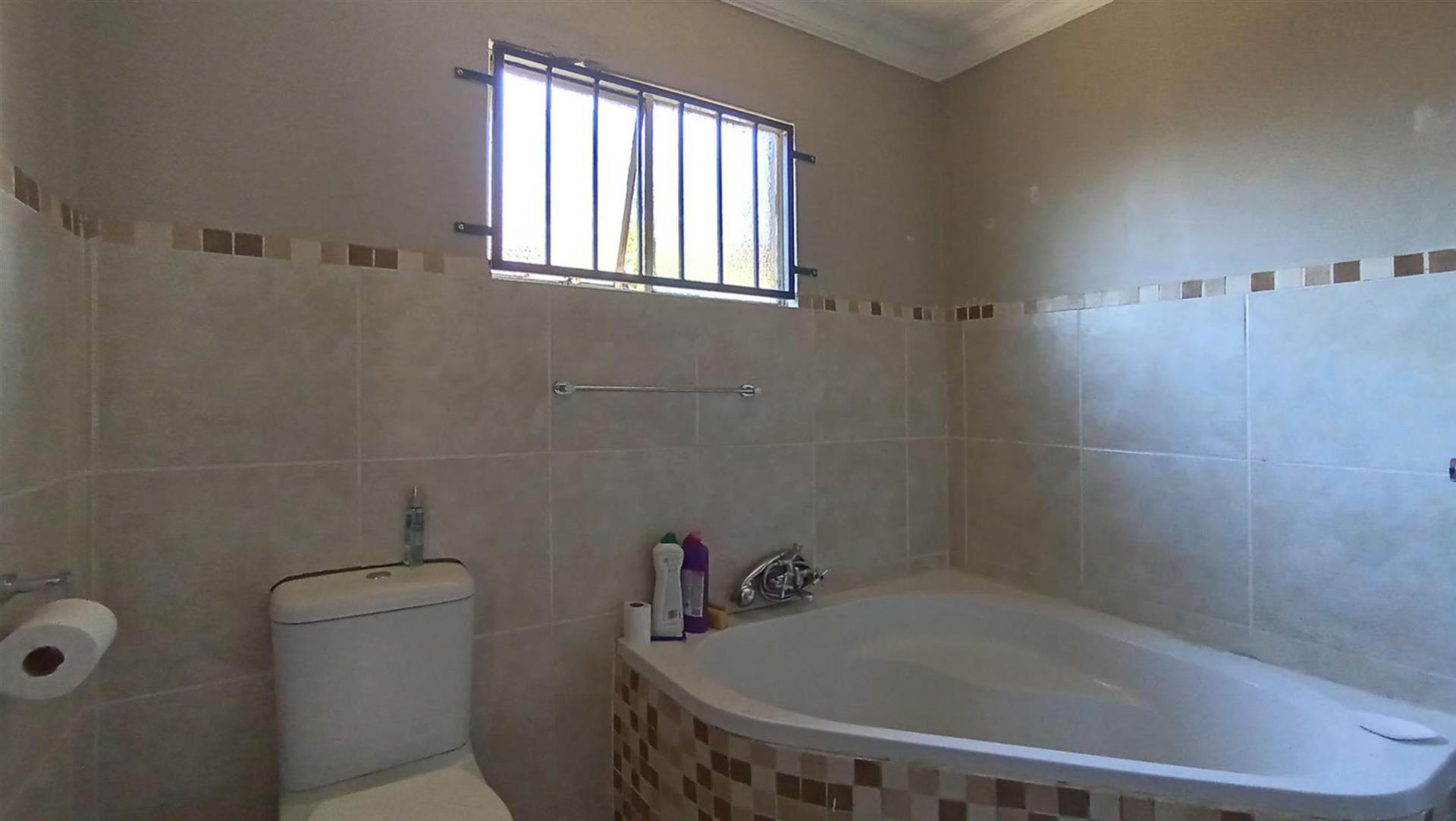 Main Bathroom - 8 square meters of property in The Orchards