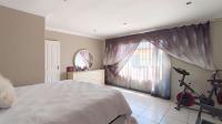 Main Bedroom - 29 square meters of property in The Orchards