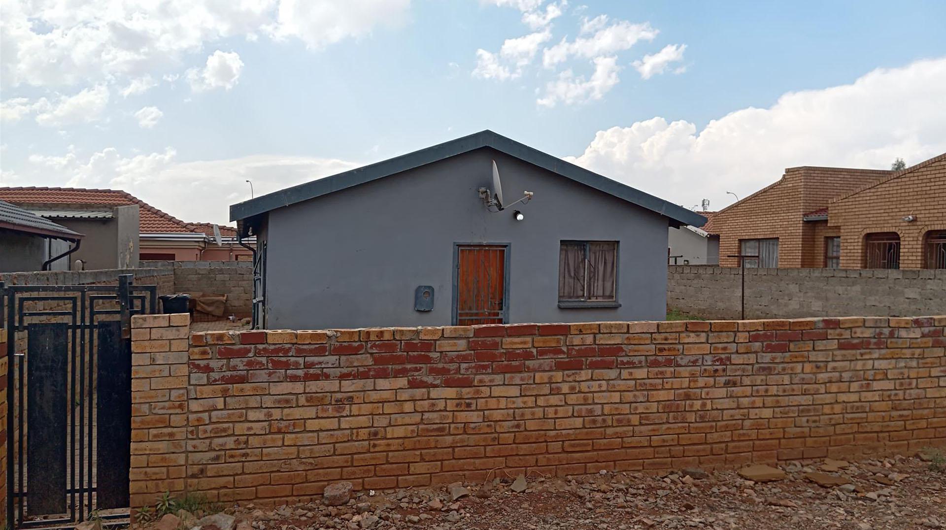 Front View of property in Roodekop