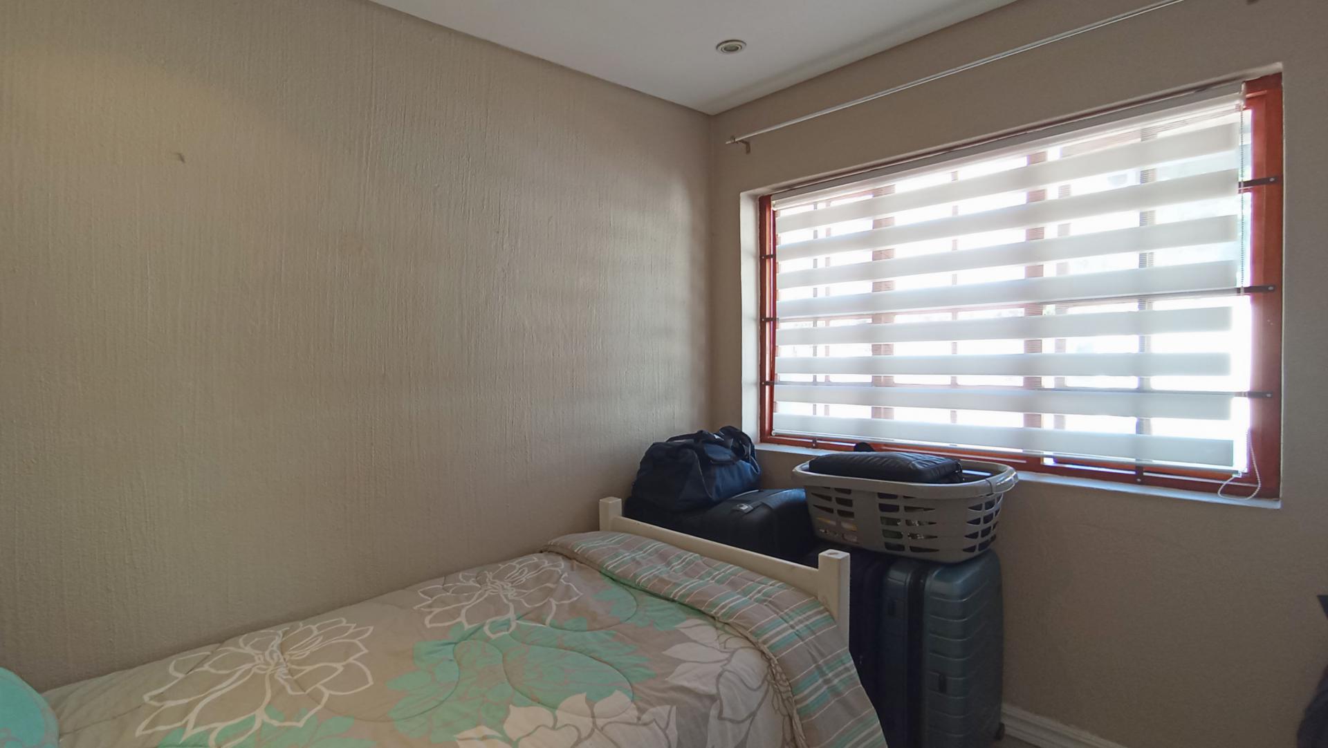 Bed Room 1 - 9 square meters of property in Bryanston