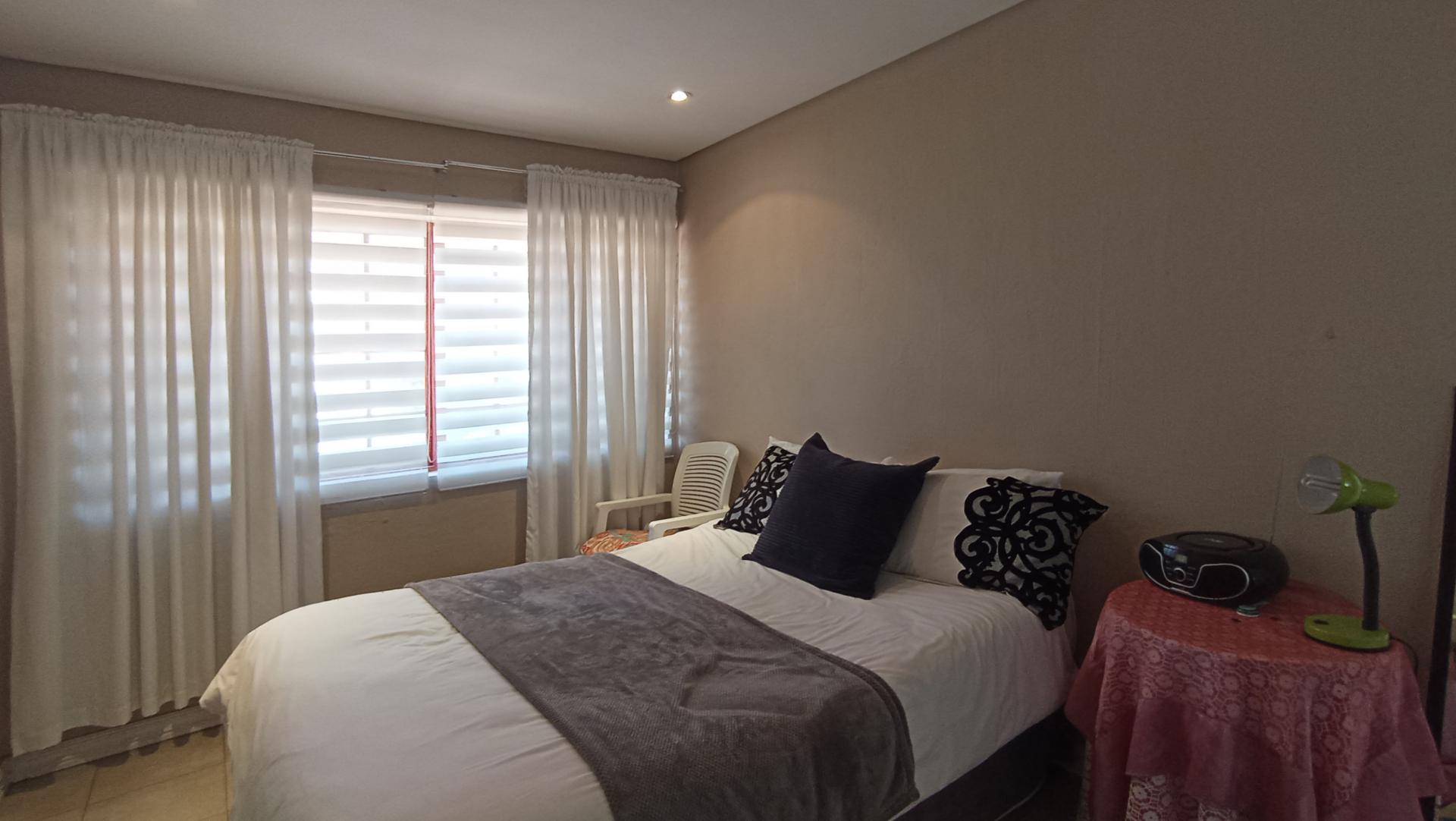 Main Bedroom - 14 square meters of property in Bryanston