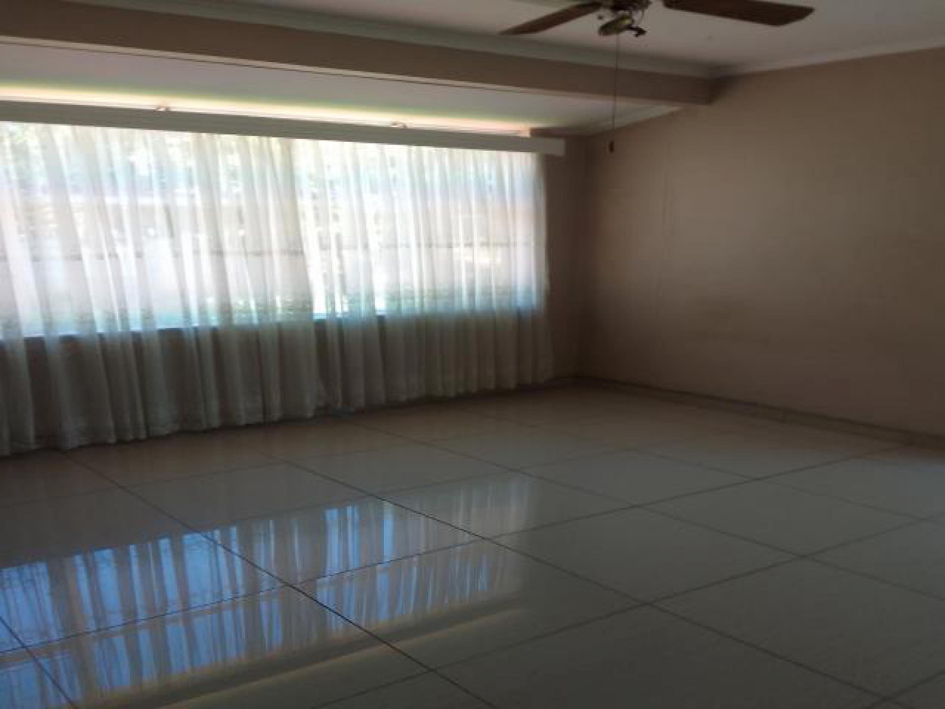 Lounges of property in Pioneer Park (Newcastle)