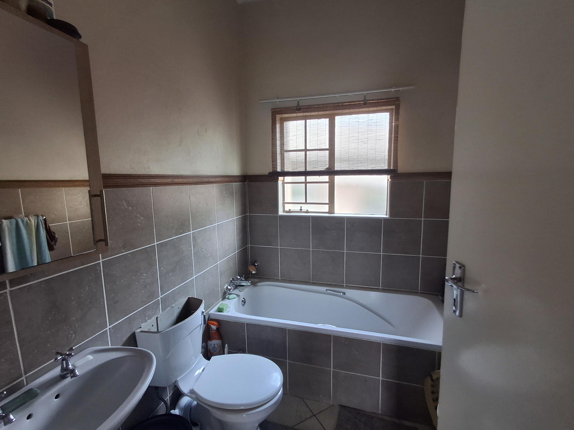 Bathroom 1 - 5 square meters of property in Rynfield
