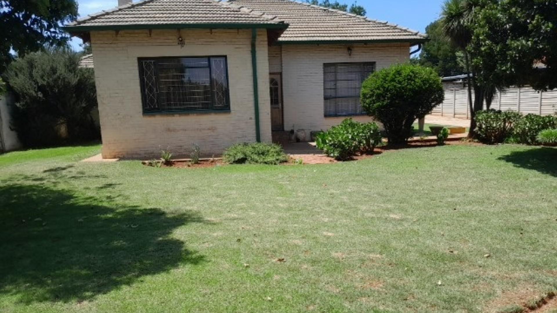 Front View of property in Selection park