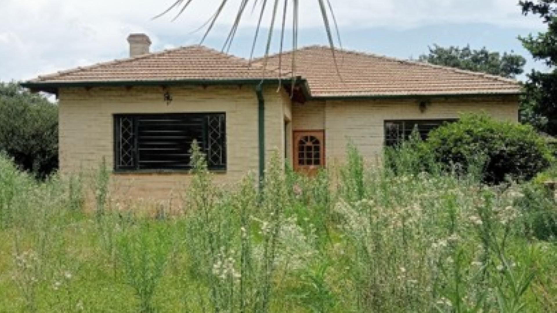 Front View of property in Selection park