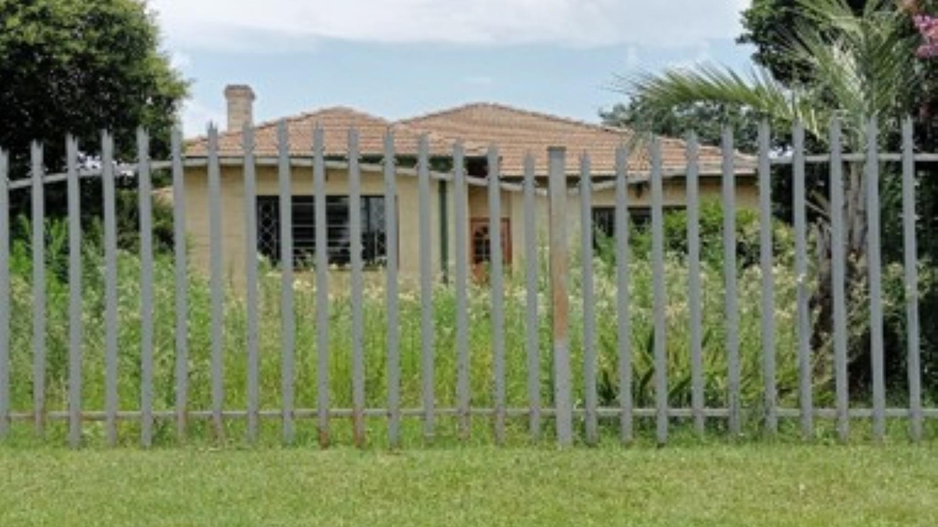 Front View of property in Selection park