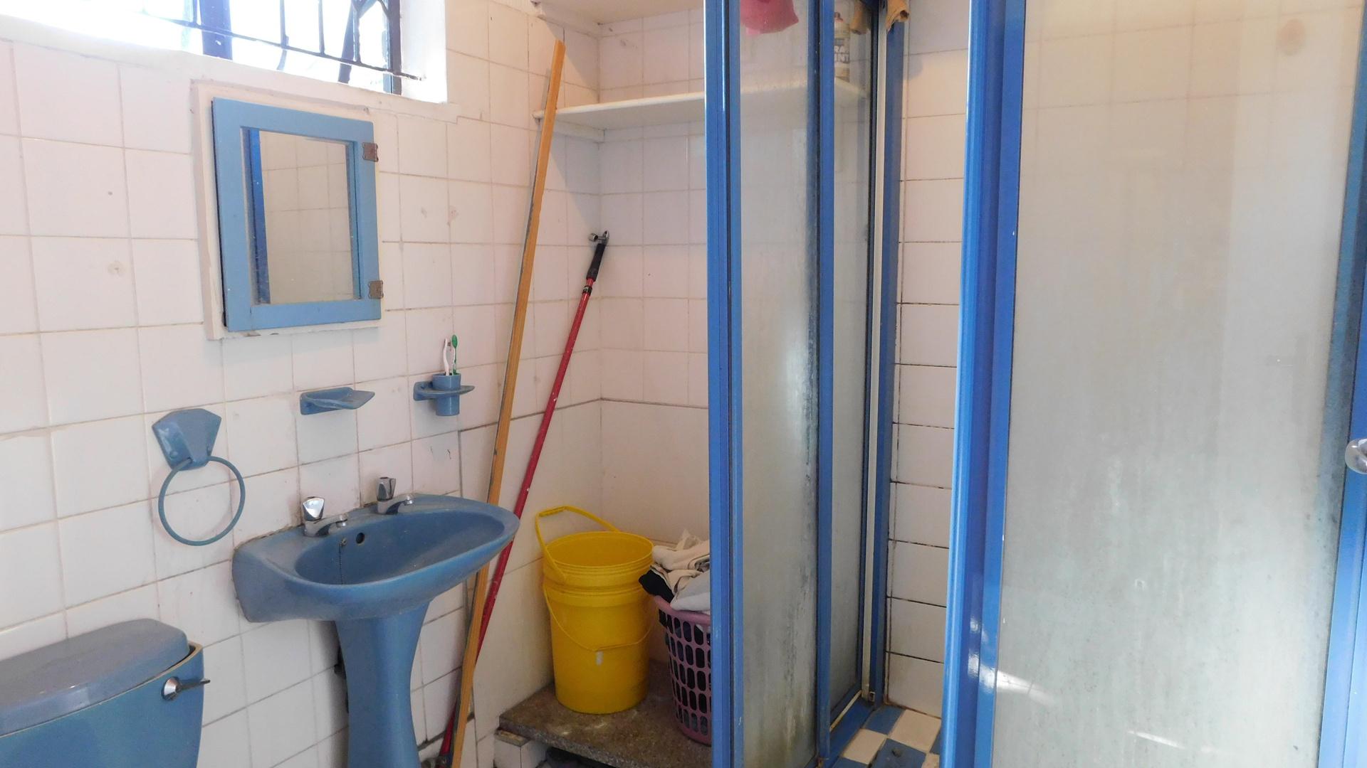 Bathroom 1 - 5 square meters of property in Bulwer (Dbn)