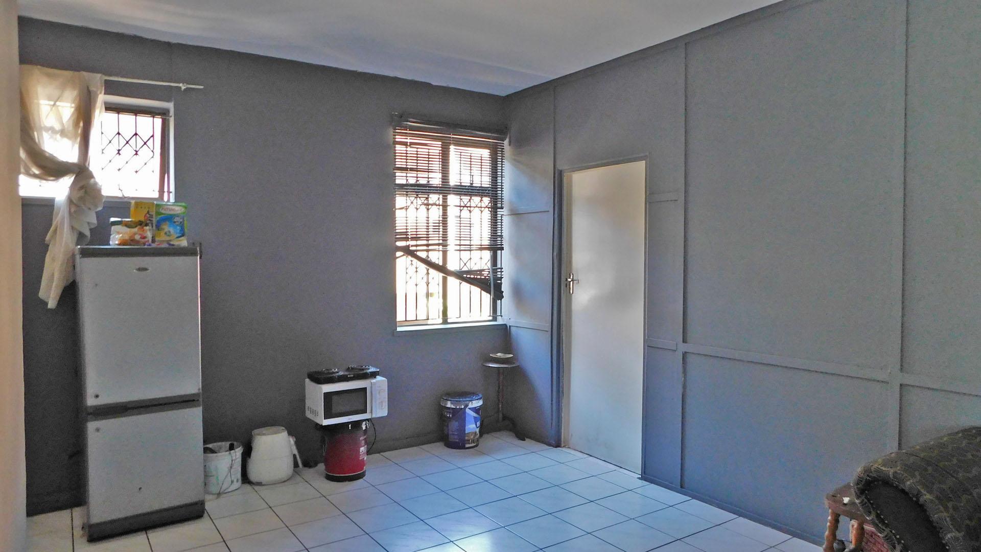 Lounges - 39 square meters of property in Bulwer (Dbn)