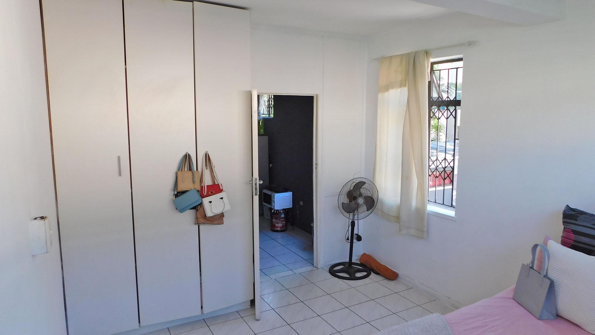 Bed Room 1 - 15 square meters of property in Bulwer (Dbn)