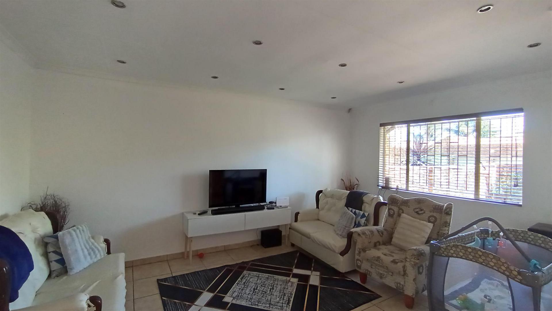 Lounges - 21 square meters of property in Terenure
