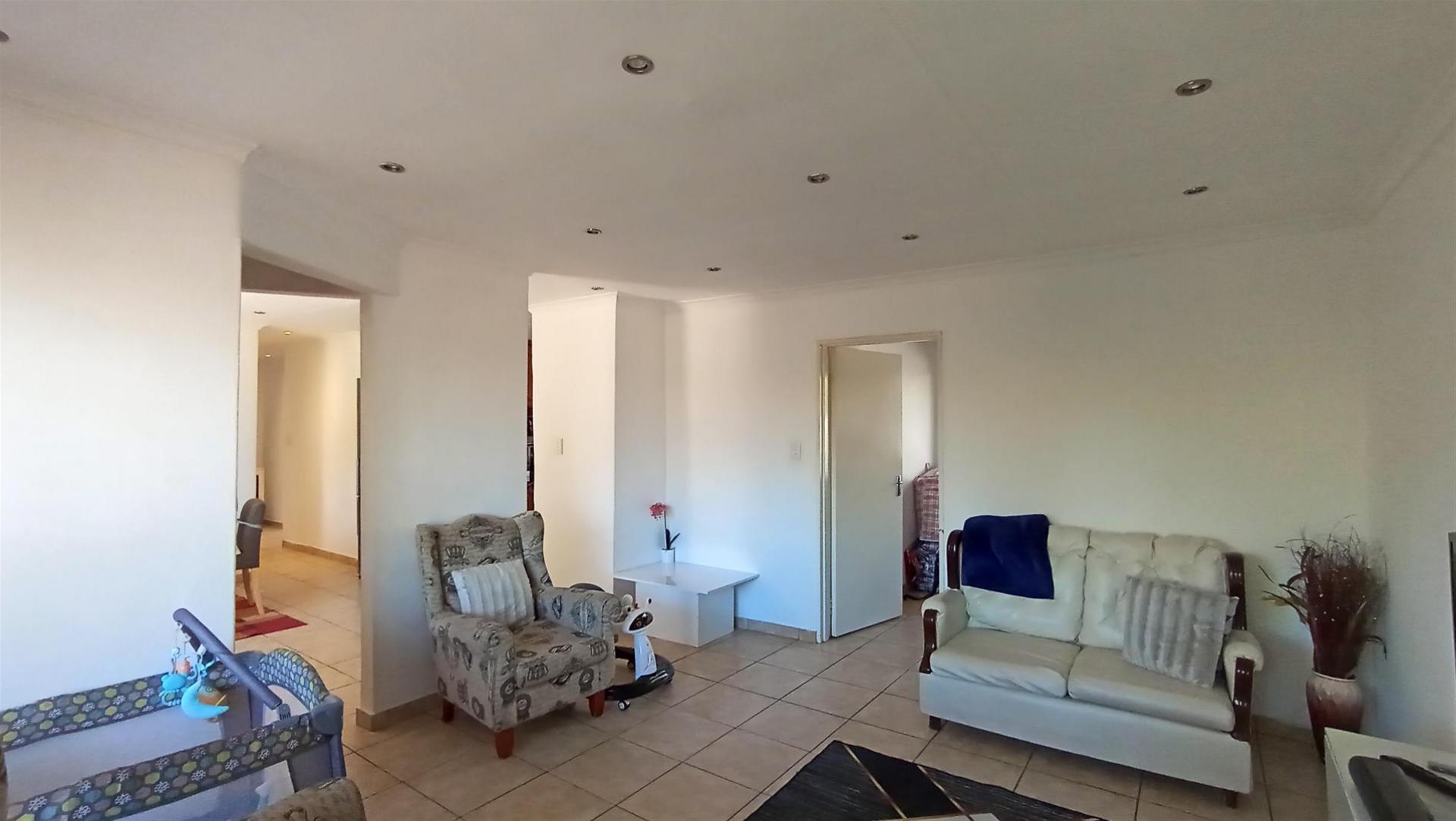 Lounges - 21 square meters of property in Terenure
