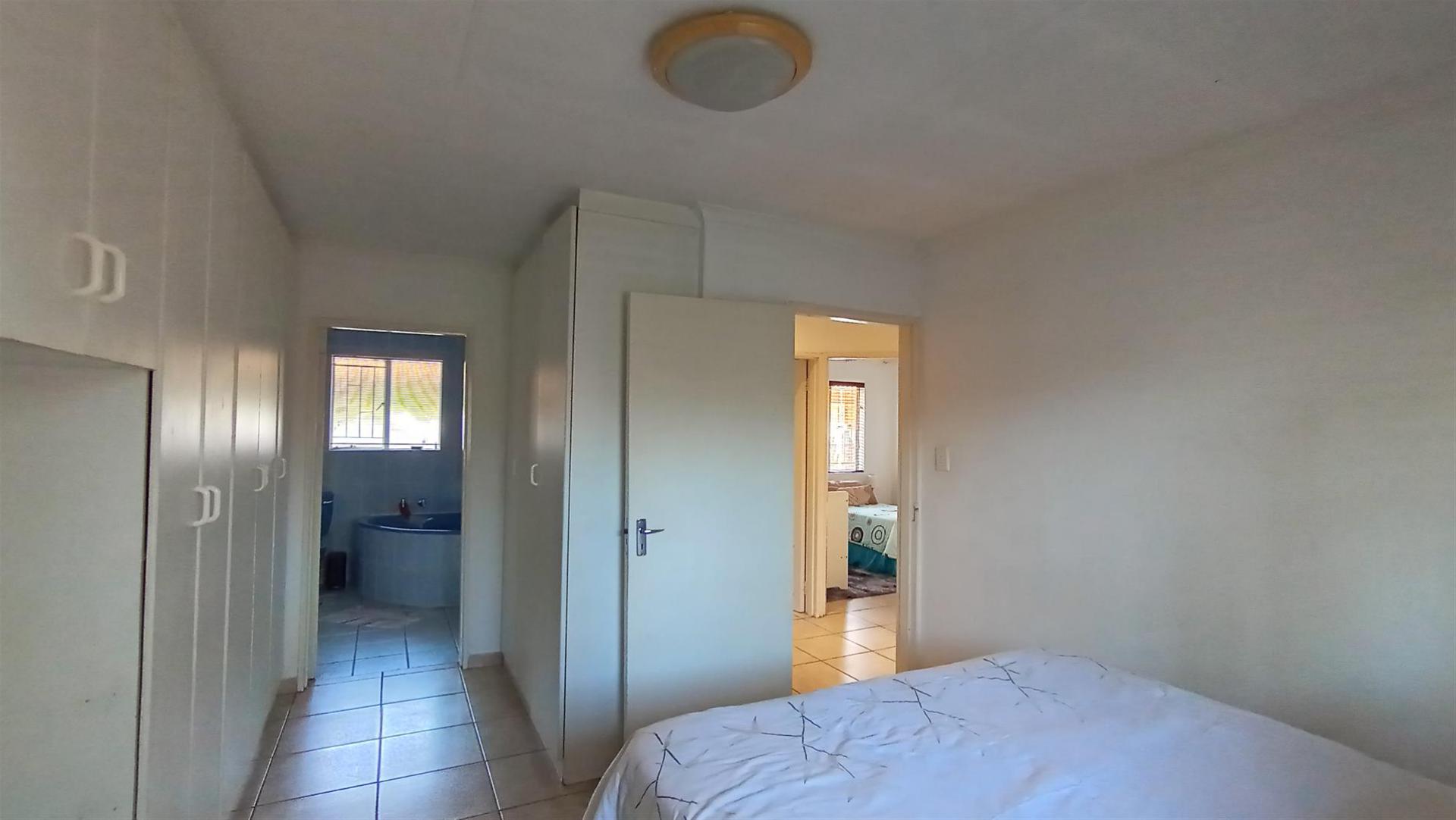 Main Bedroom - 18 square meters of property in Terenure